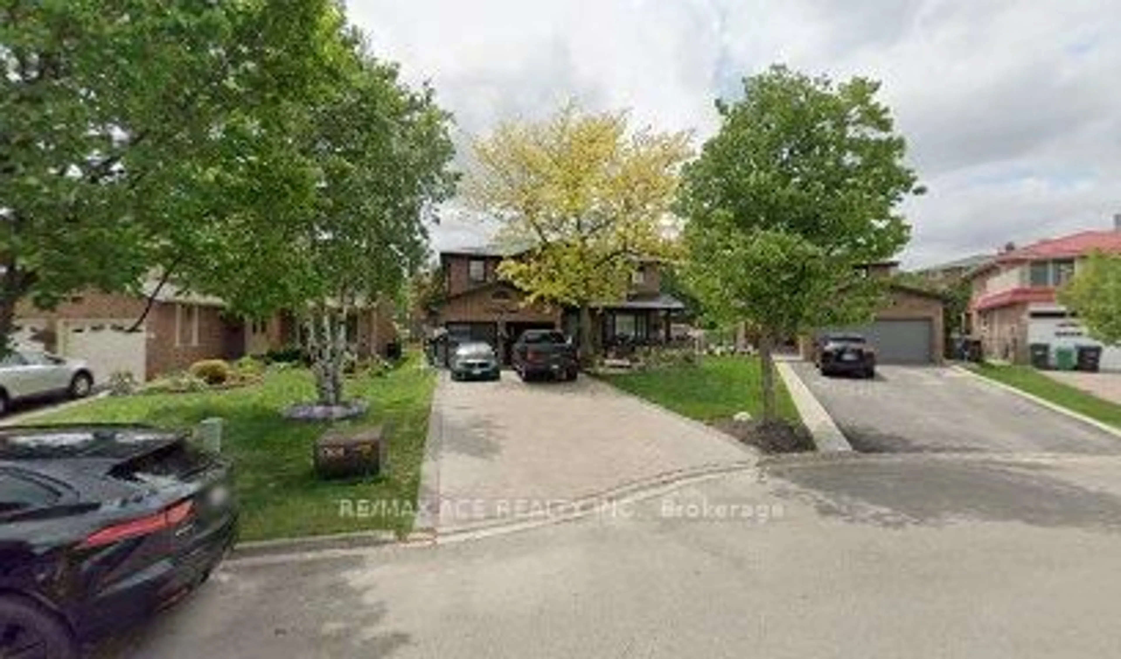 A pic from outside/outdoor area/front of a property/back of a property/a pic from drone, street for 38 Pottery Cres, Brampton Ontario L6S 3S3