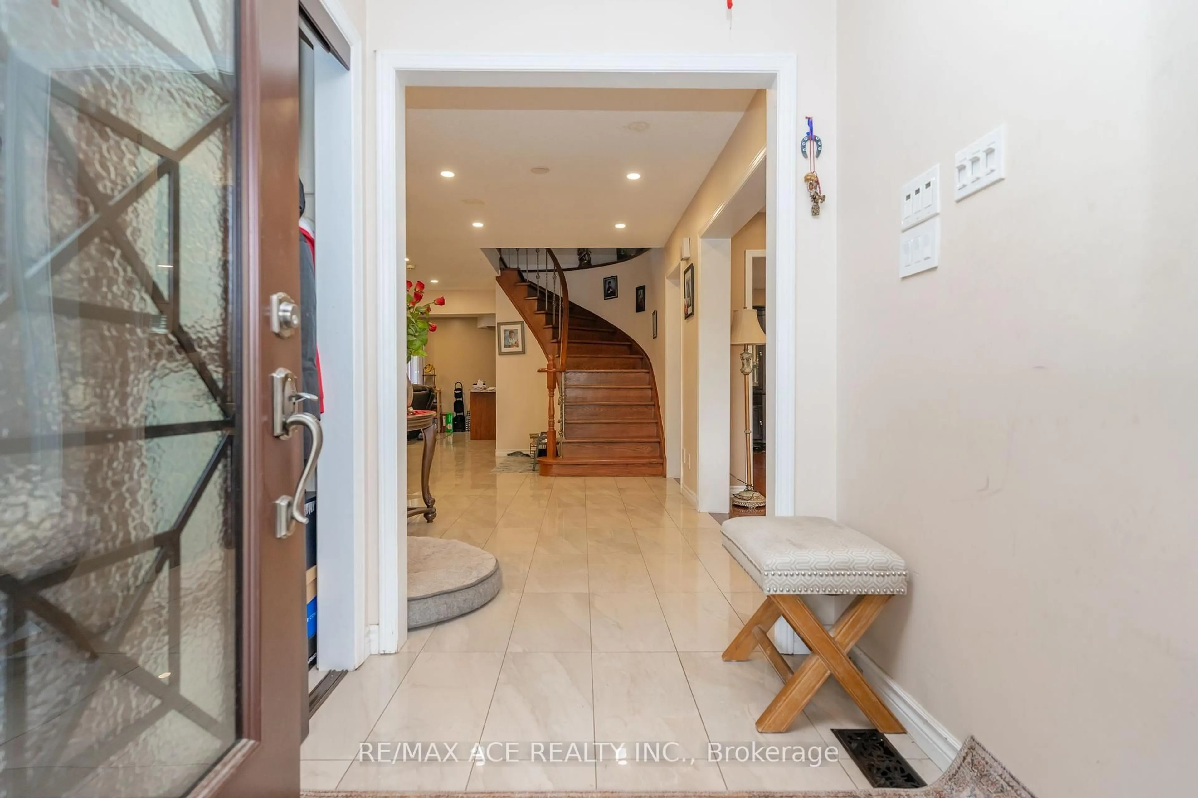 Indoor foyer for 38 Pottery Cres, Brampton Ontario L6S 3S3
