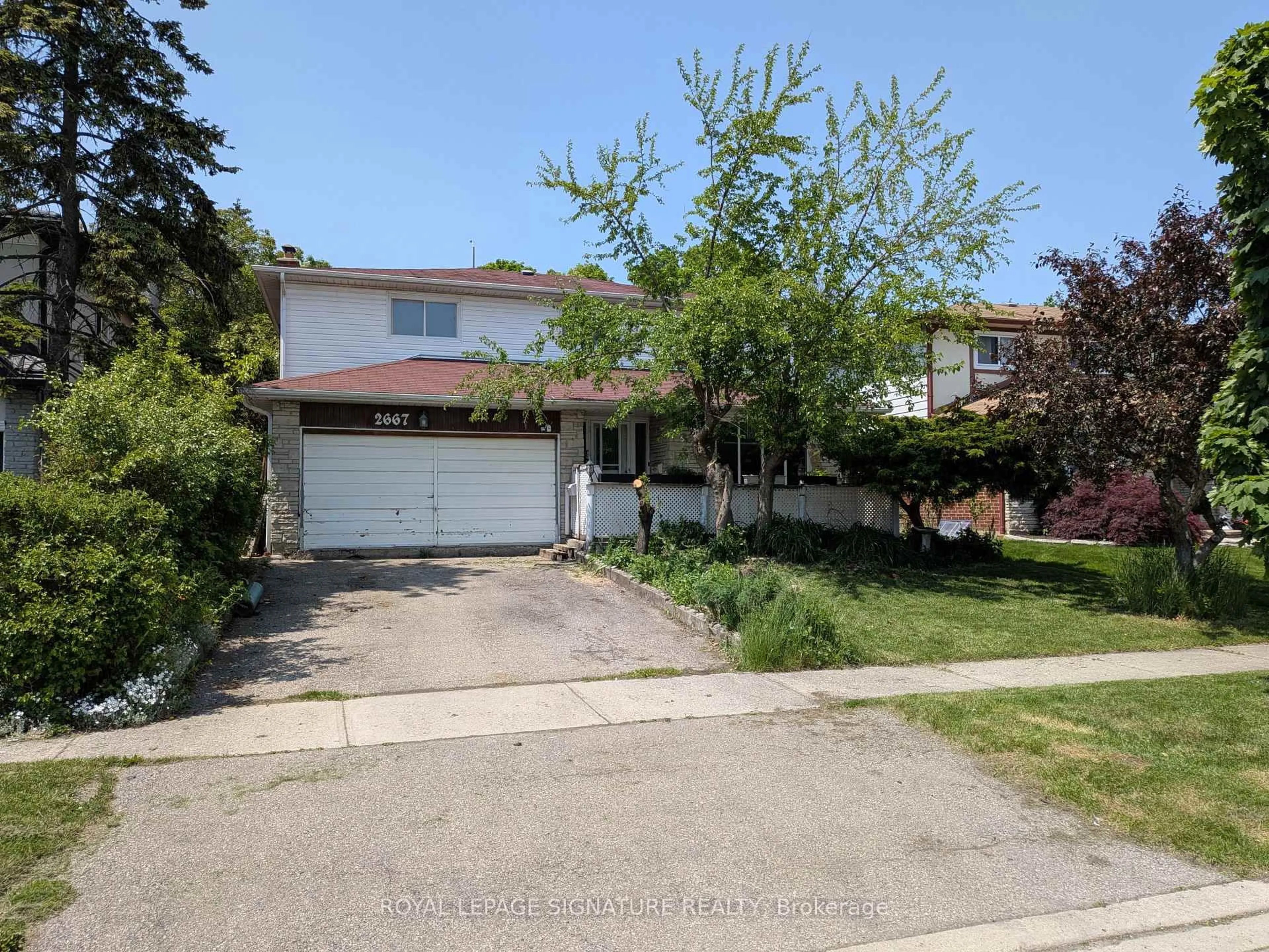 A pic from outside/outdoor area/front of a property/back of a property/a pic from drone, street for 2667 Kingsberry Cres, Mississauga Ontario L5B 2K6