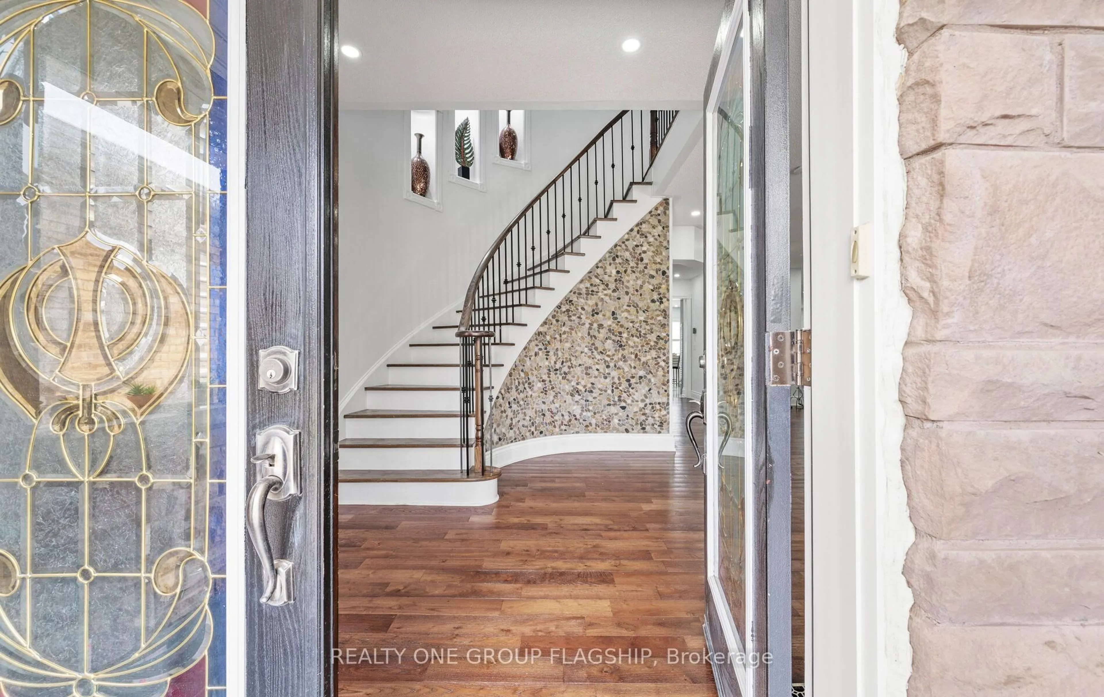 Indoor entryway for 37 Donwoods Crt, Brampton Ontario L6P 1T6