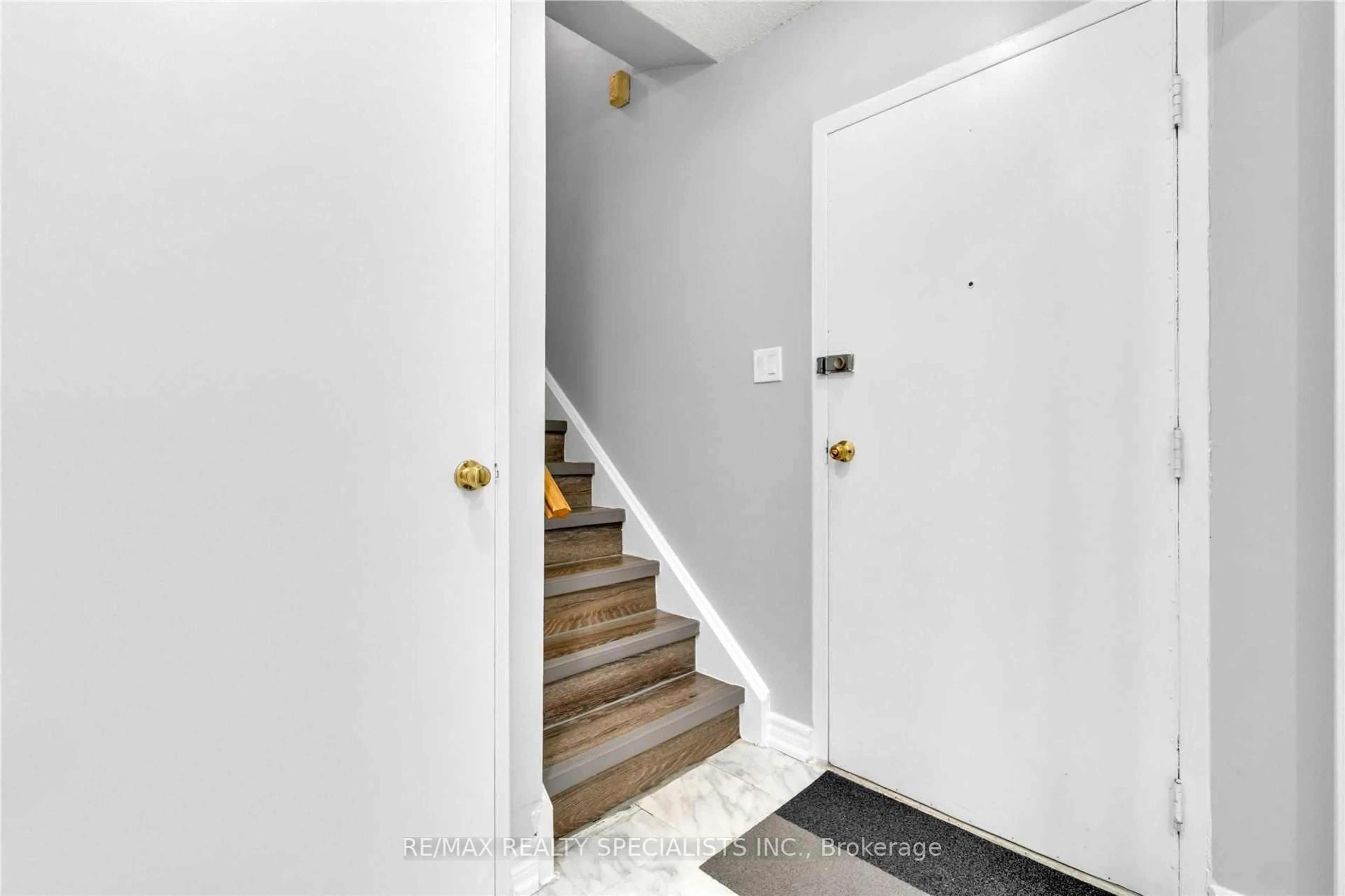 Indoor entryway for 1055B Forestwood Dr #125, Mississauga Ontario L5C 2T8