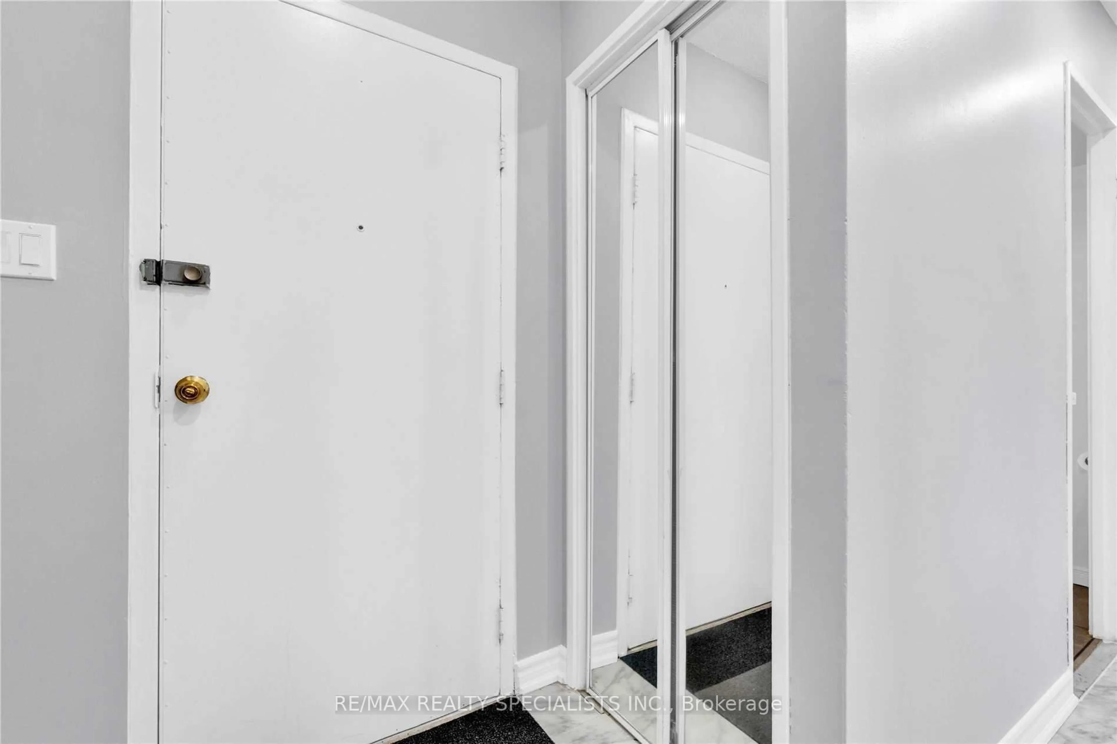Indoor entryway for 1055B Forestwood Dr #125, Mississauga Ontario L5C 2T8