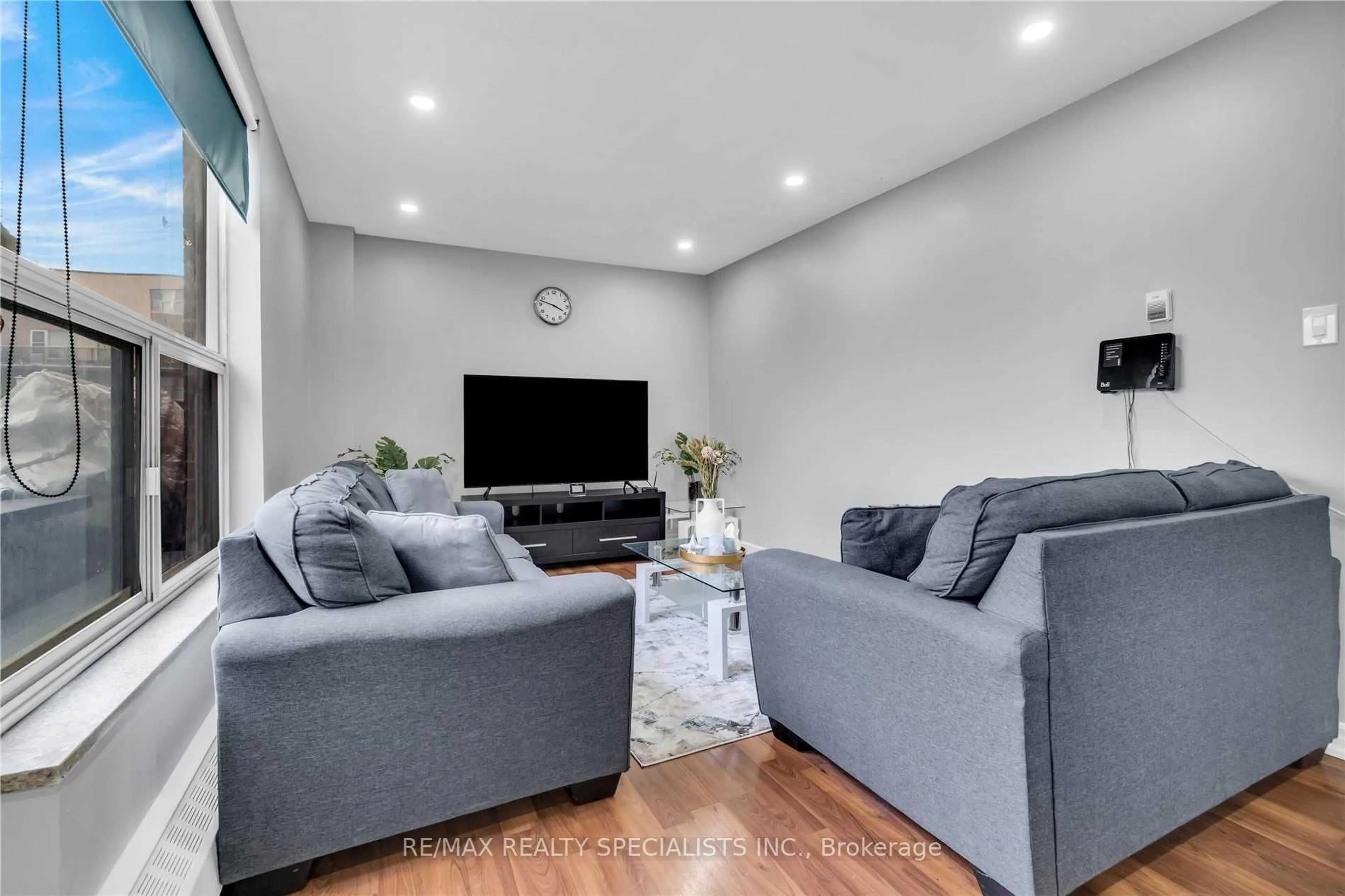 Living room with furniture, unknown for 1055B Forestwood Dr #125, Mississauga Ontario L5C 2T8