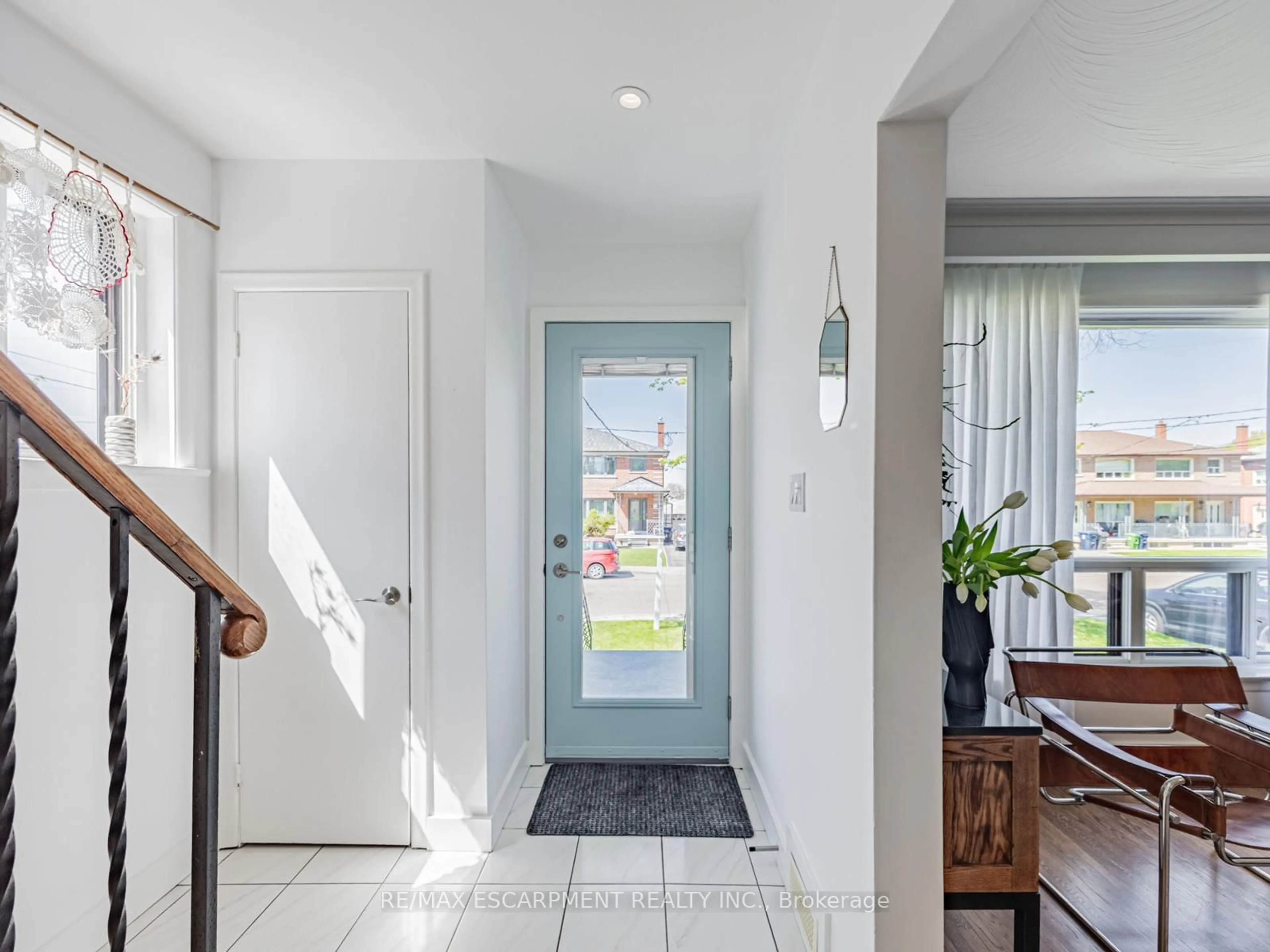 Indoor entryway for 35 Woodenhill Crt, Toronto Ontario M6M 1K6