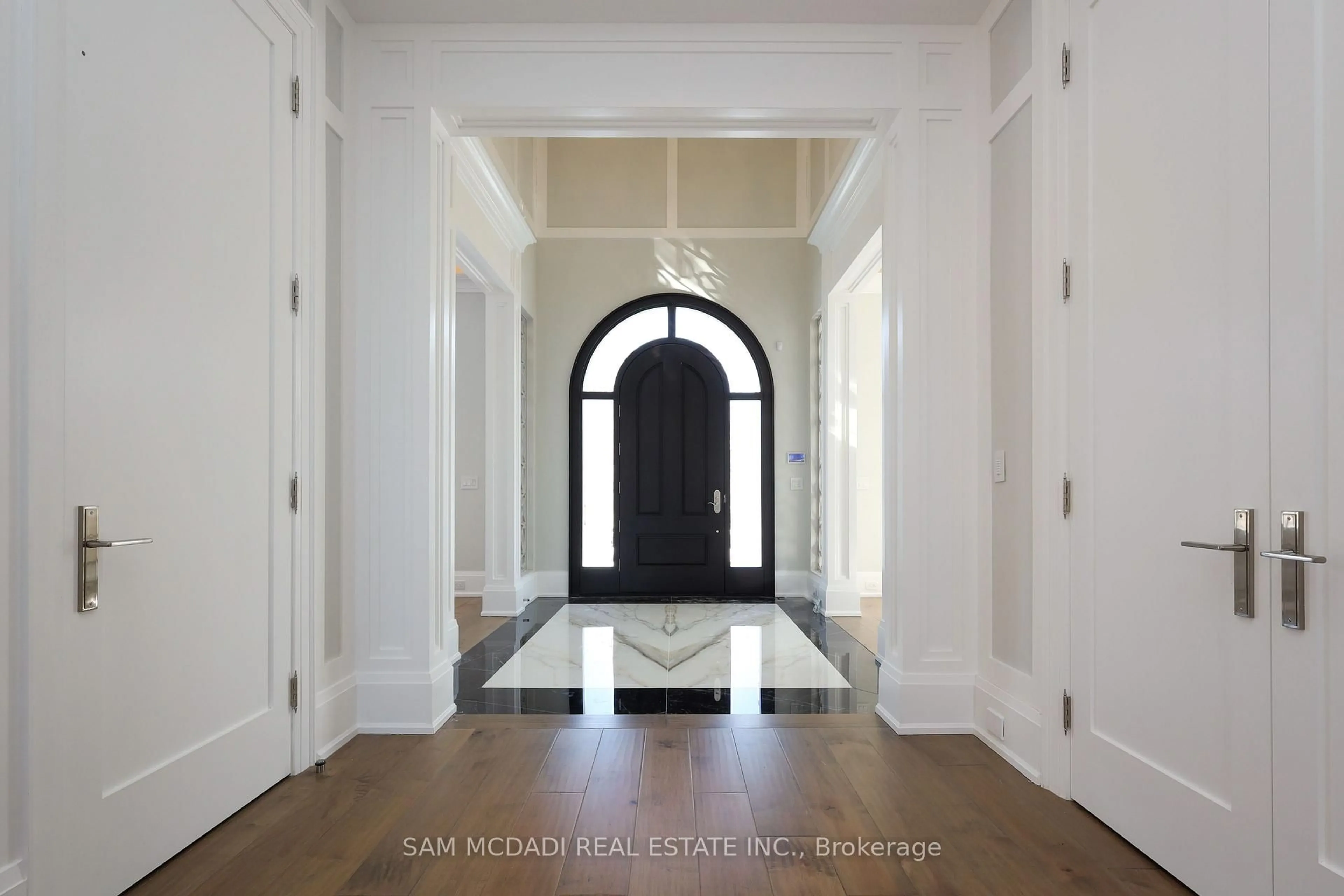 Indoor entryway for 540 Bob O Link Rd, Mississauga Ontario L5J 2P4