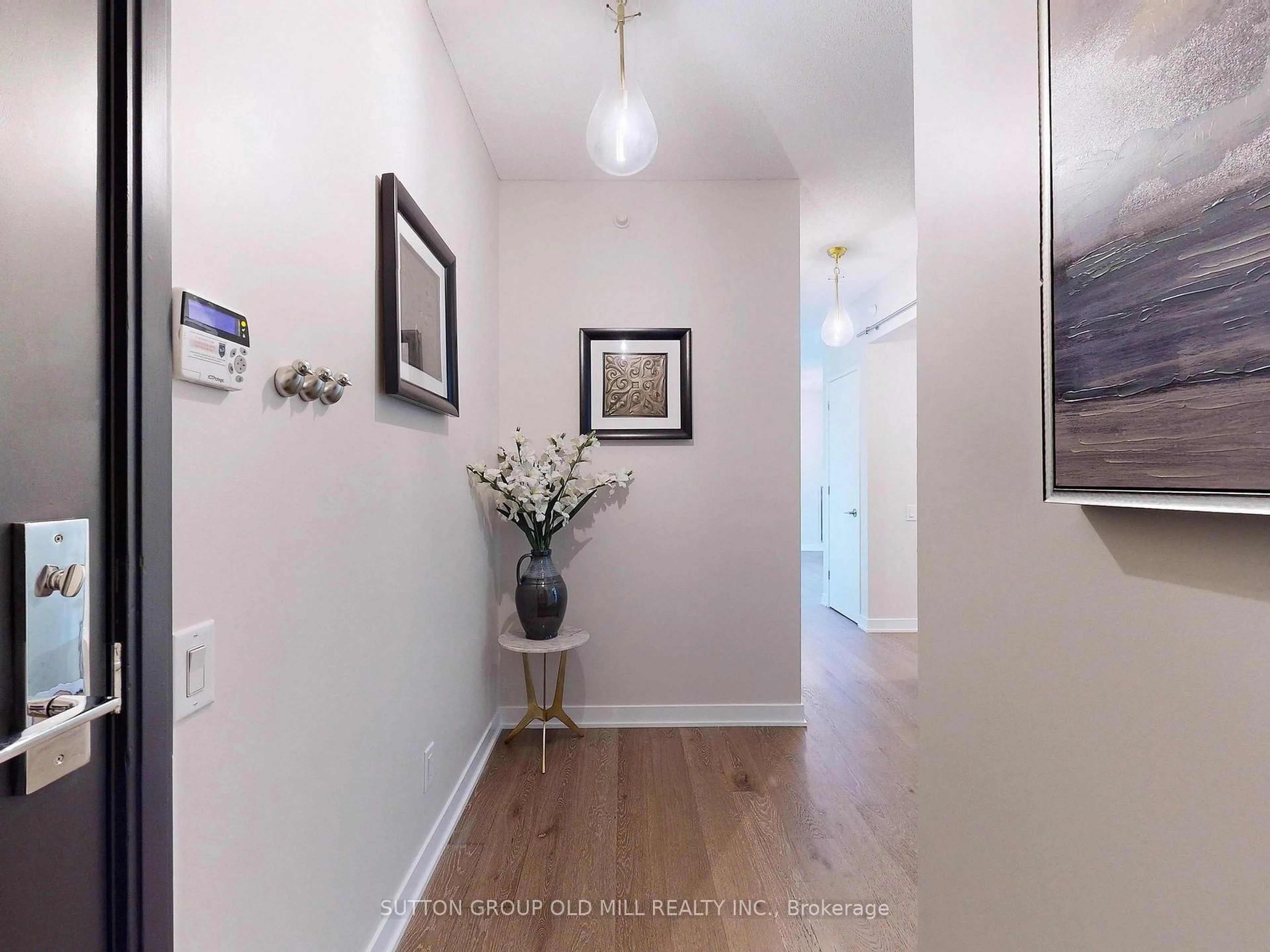 Indoor entryway for 90 Park Lawn Rd #1205, Toronto Ontario M8Y 0B6
