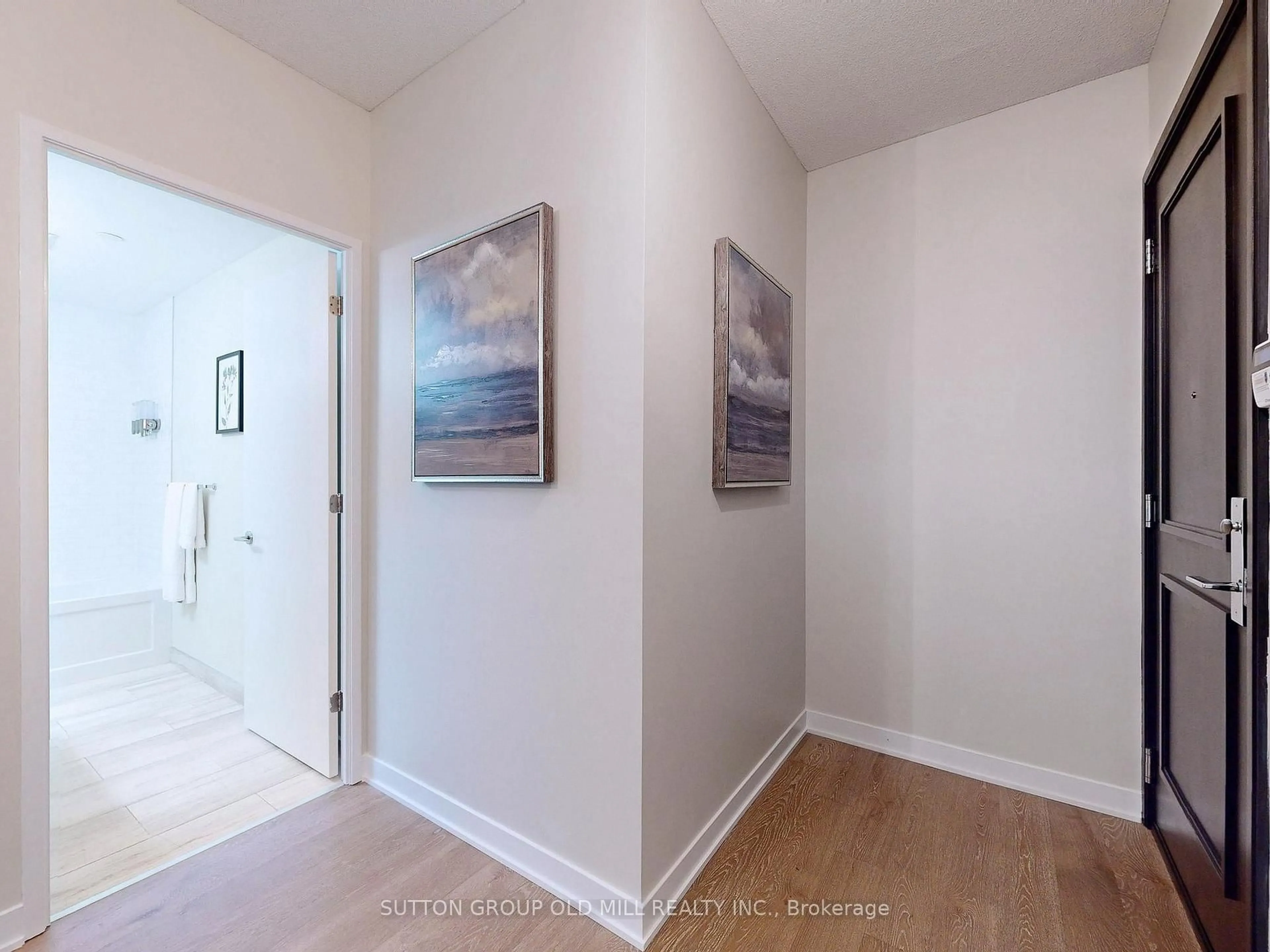 Indoor entryway for 90 Park Lawn Rd #1205, Toronto Ontario M8Y 0B6