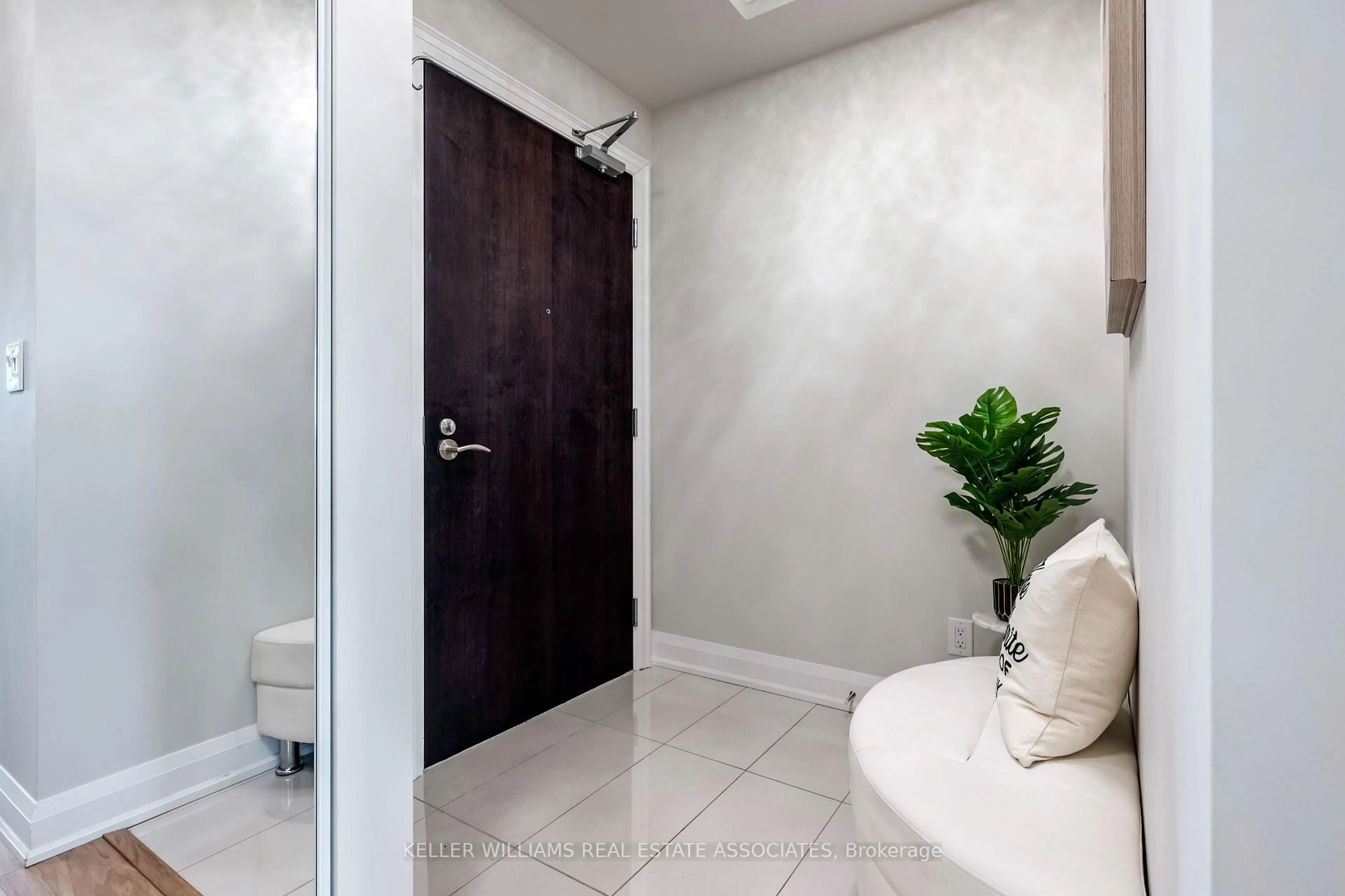 Indoor entryway for 50 Hall Rd #606, Halton Hills Ontario L7G 0J8