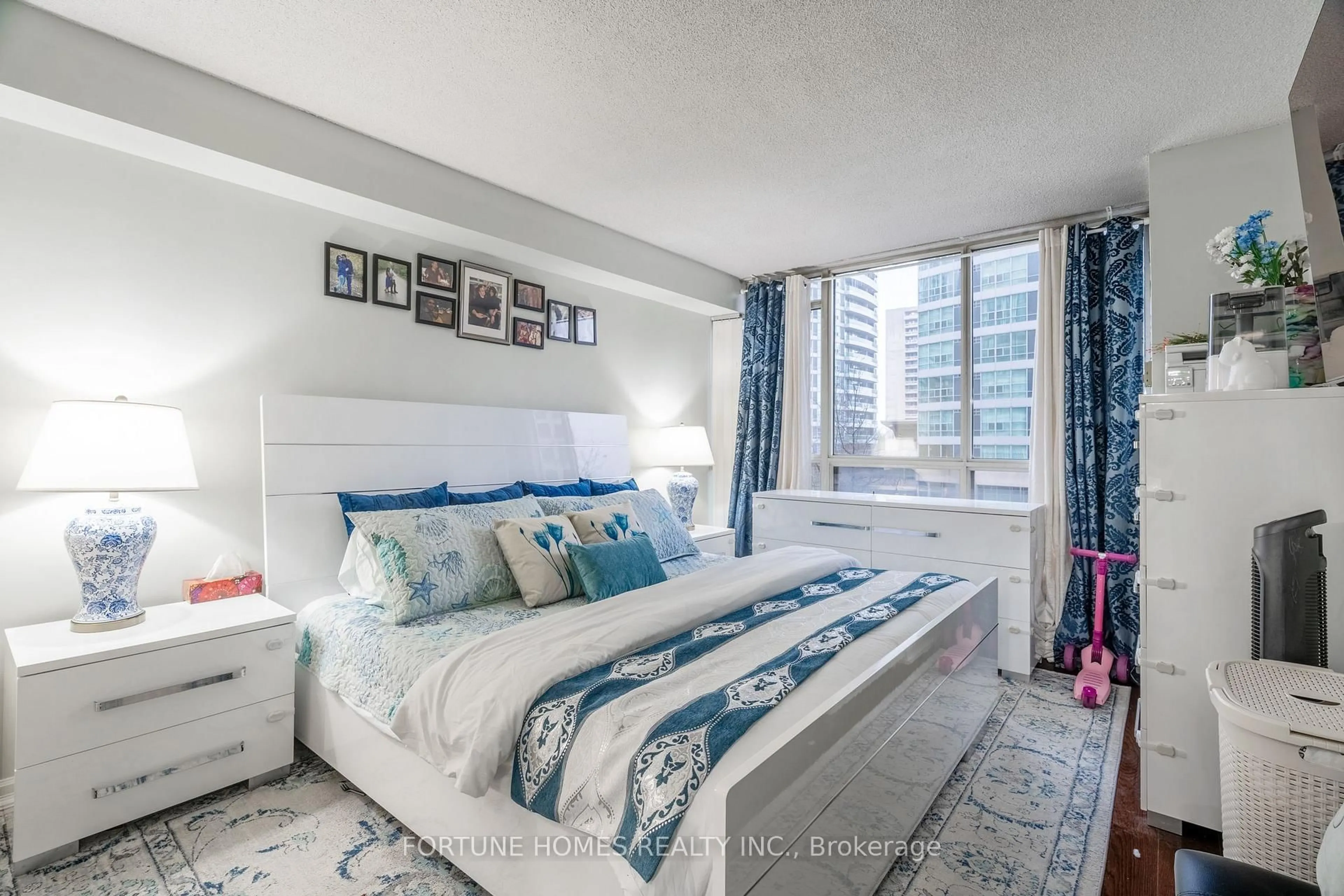 Bedroom with bed, carpet floor for 55 Elm Dr #311, Mississauga Ontario L5B 3Z3