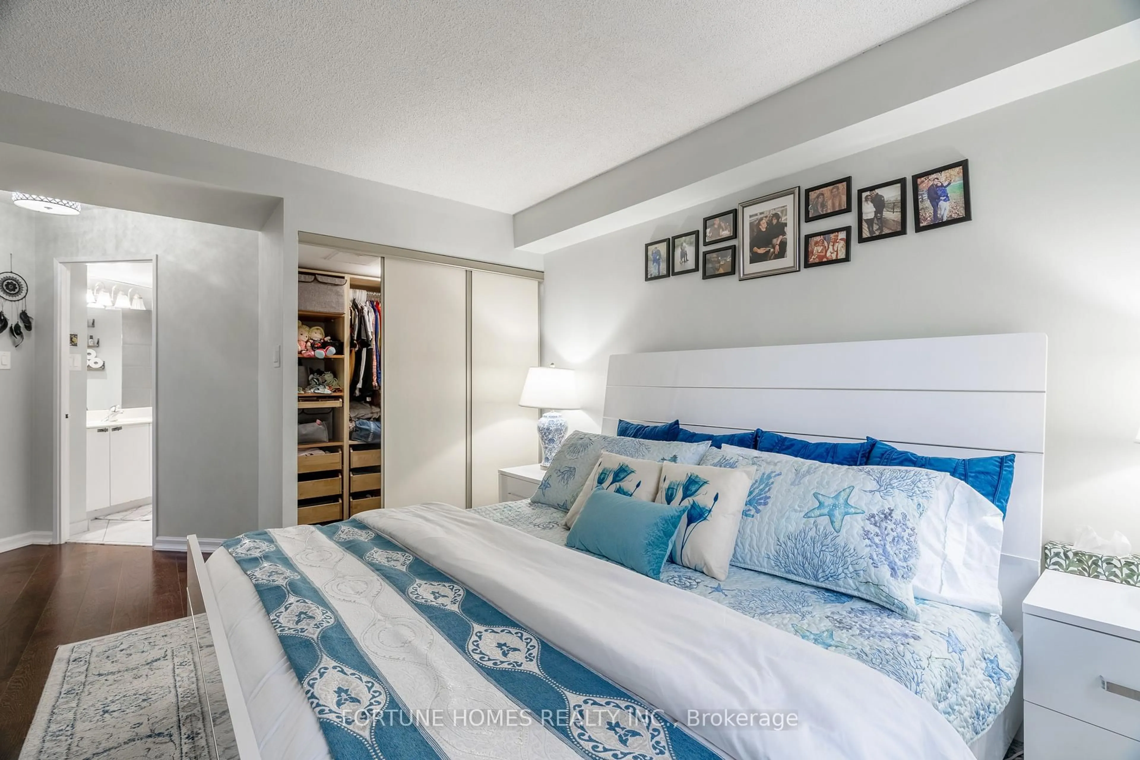 Bedroom with bed, unknown for 55 Elm Dr #311, Mississauga Ontario L5B 3Z3