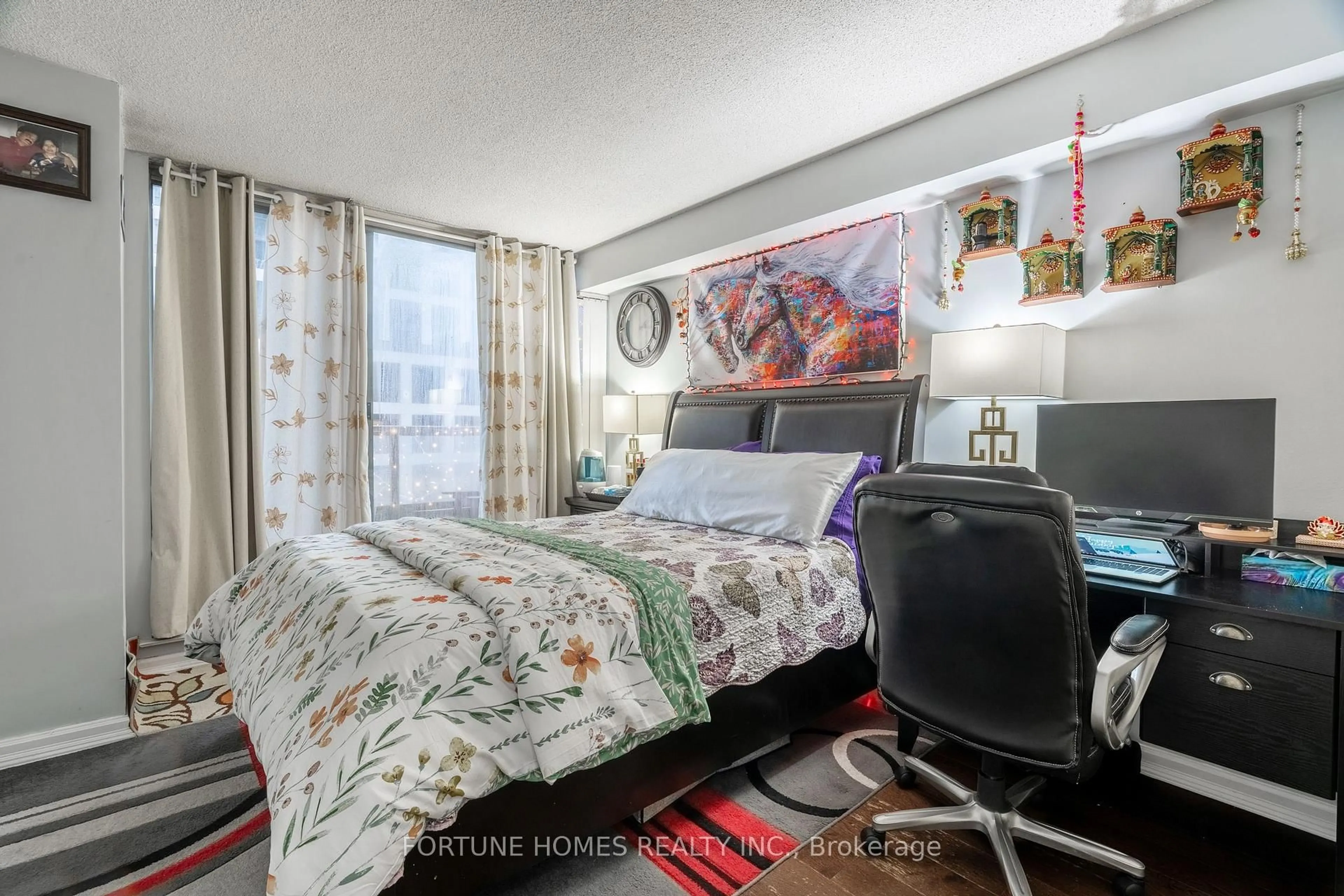 Bedroom with bed, unknown for 55 Elm Dr #311, Mississauga Ontario L5B 3Z3