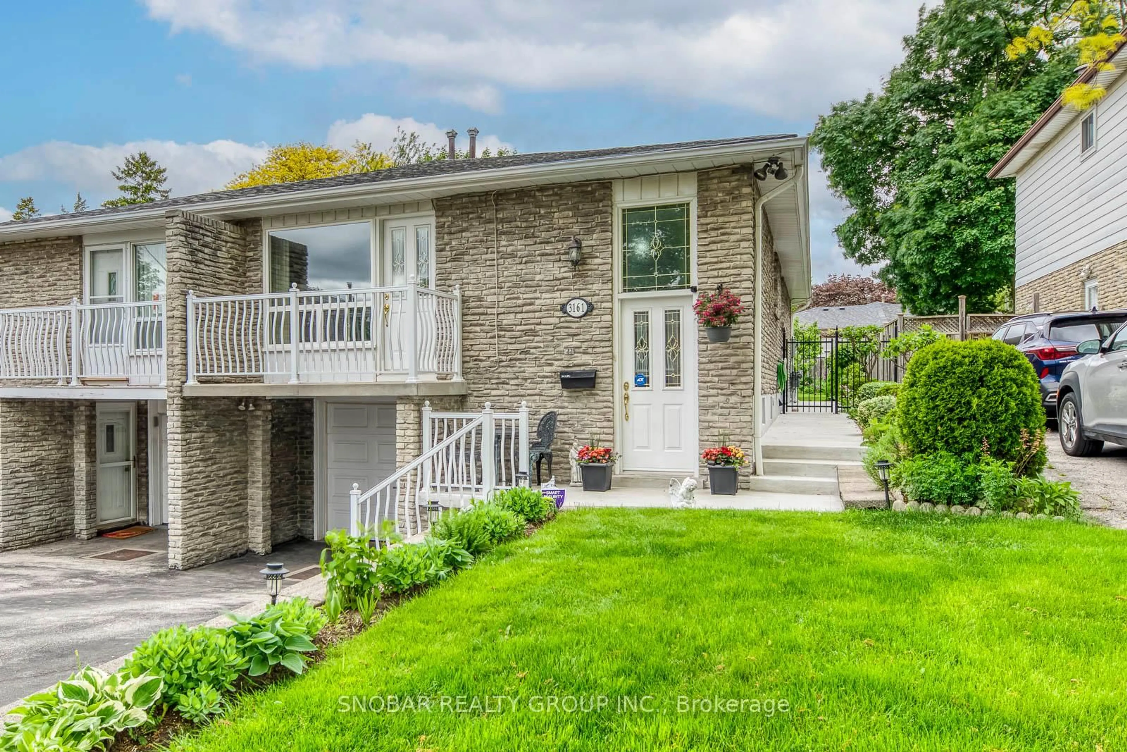 Home with brick exterior material, street for 3161 Rymal Rd, Mississauga Ontario L4Y 3B4