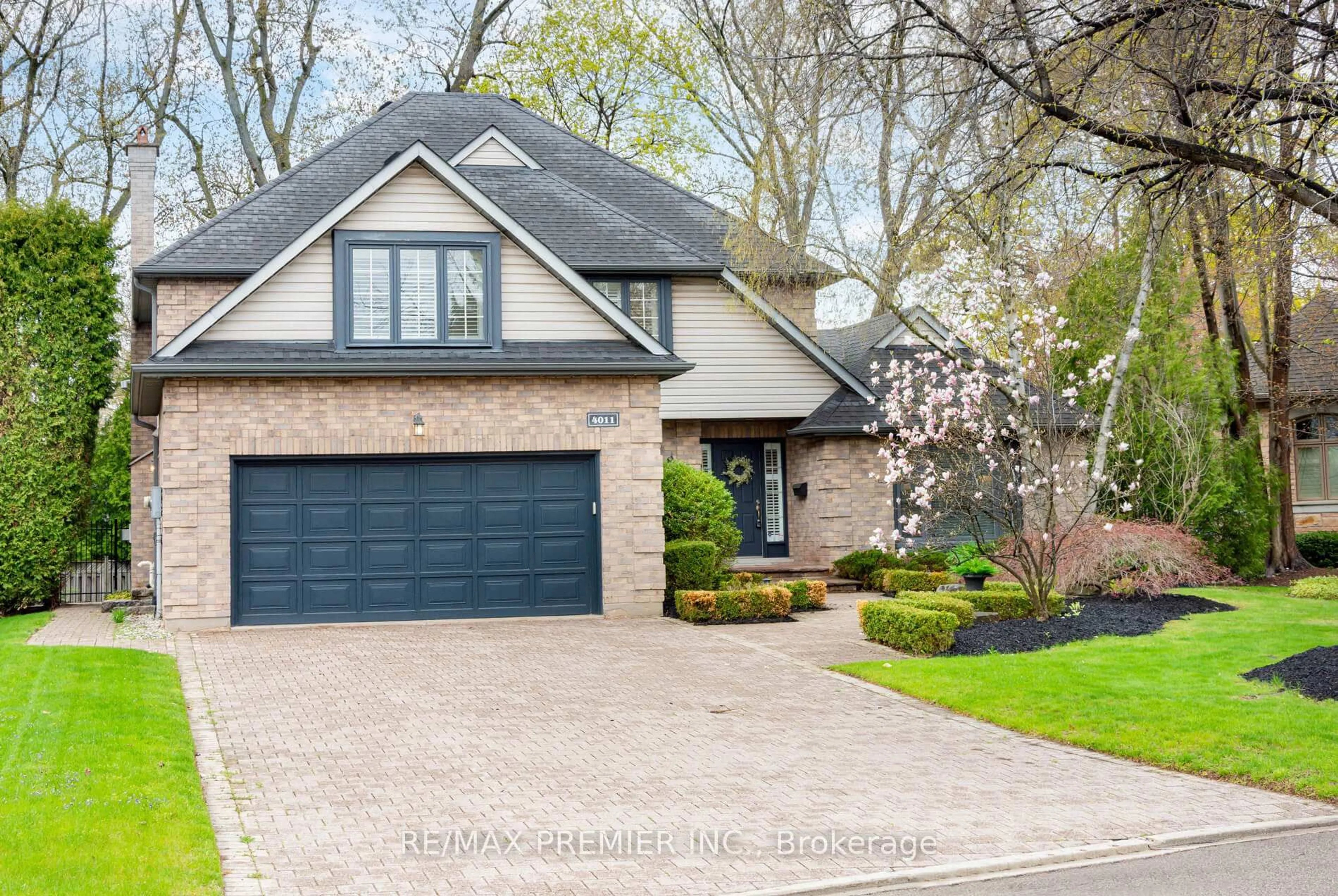 Home with brick exterior material, street for 4011 Lantern Lane, Burlington Ontario L7L 5Z2