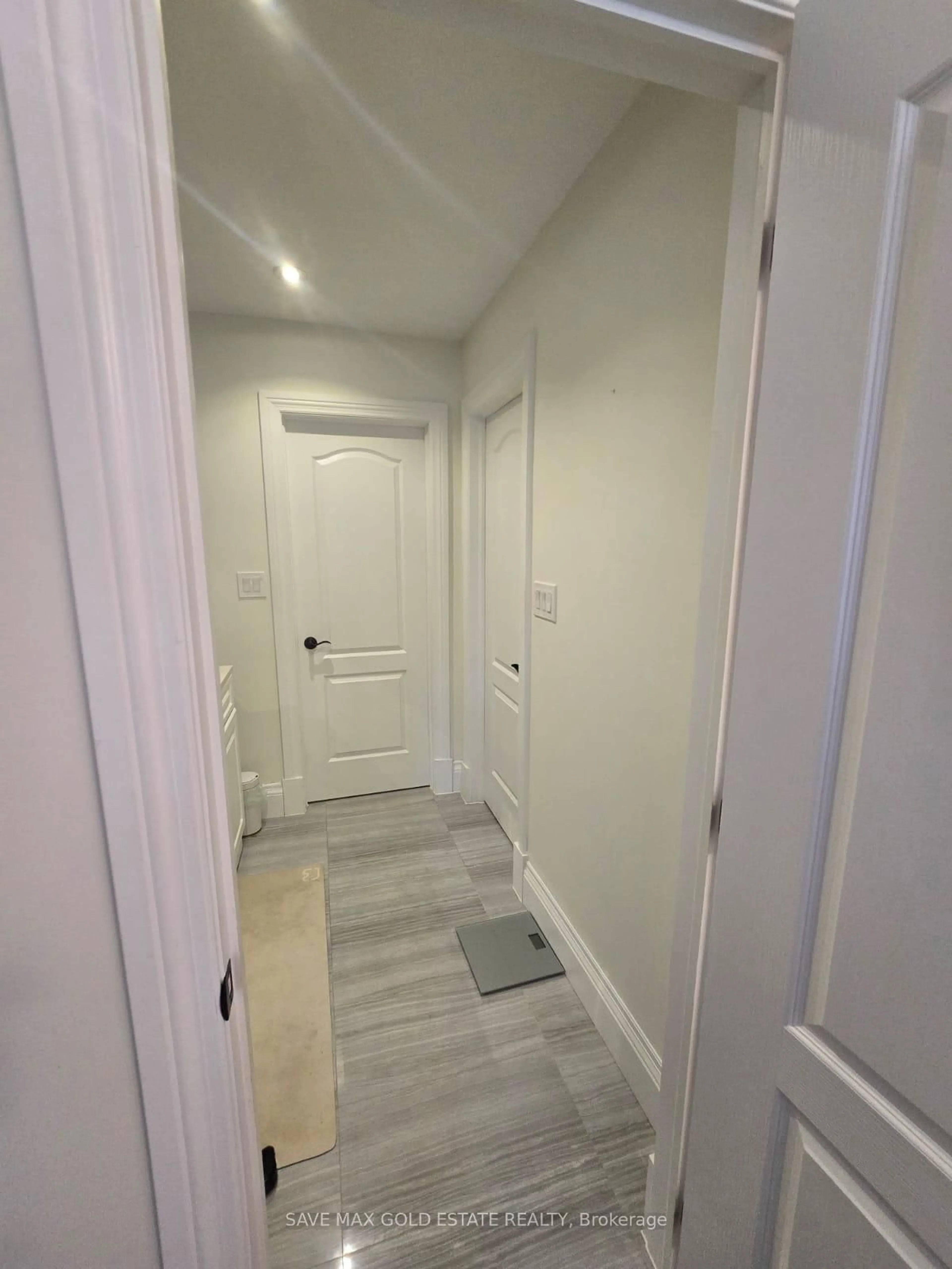 Indoor entryway for 1193 Tisdale St, Oakville Ontario L6L 2S9