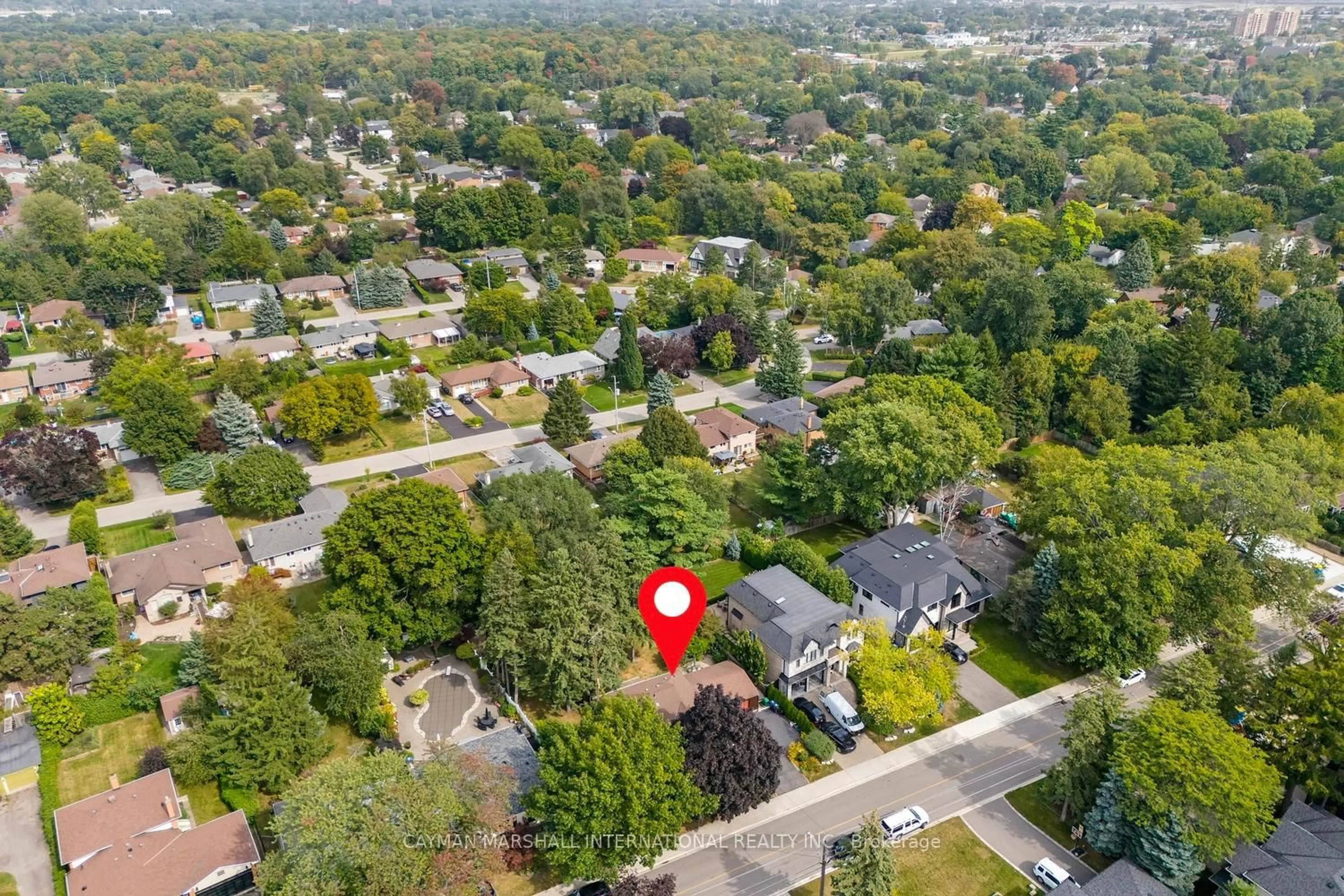 A pic from outside/outdoor area/front of a property/back of a property/a pic from drone, street for 1607 Kenmuir Ave, Mississauga Ontario L5G 4B6
