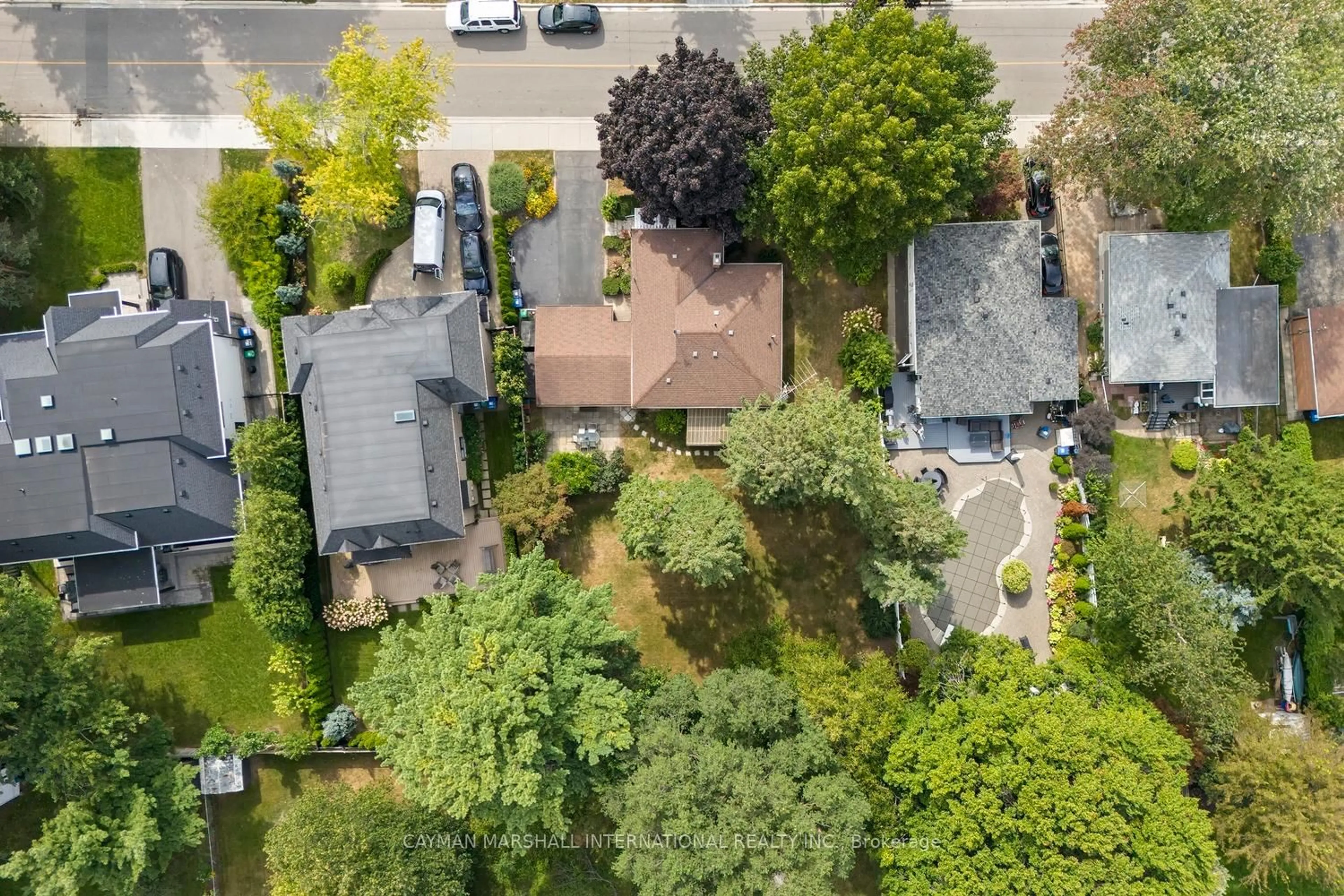A pic from outside/outdoor area/front of a property/back of a property/a pic from drone, street for 1607 Kenmuir Ave, Mississauga Ontario L5G 4B6