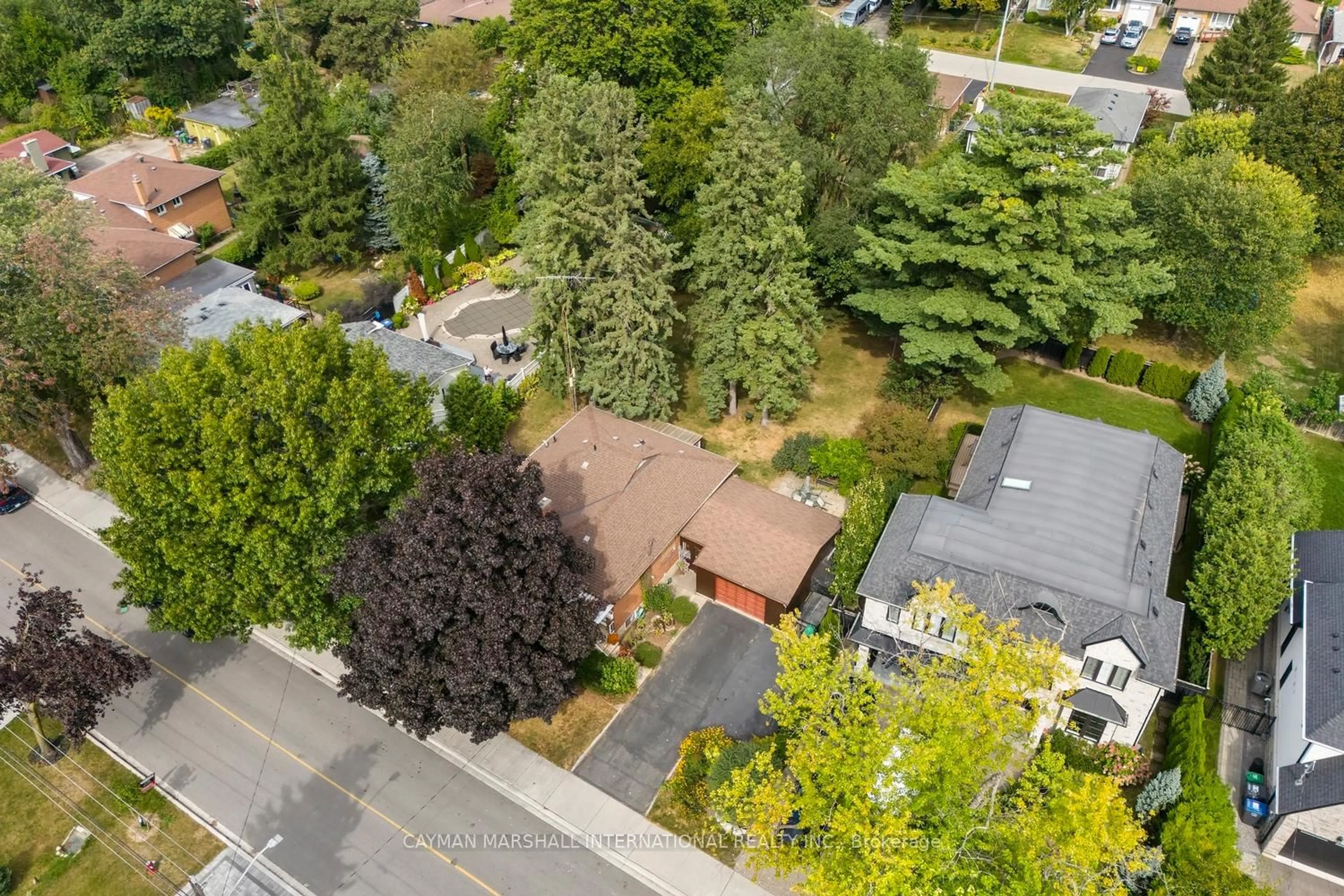 A pic from outside/outdoor area/front of a property/back of a property/a pic from drone, street for 1607 Kenmuir Ave, Mississauga Ontario L5G 4B6