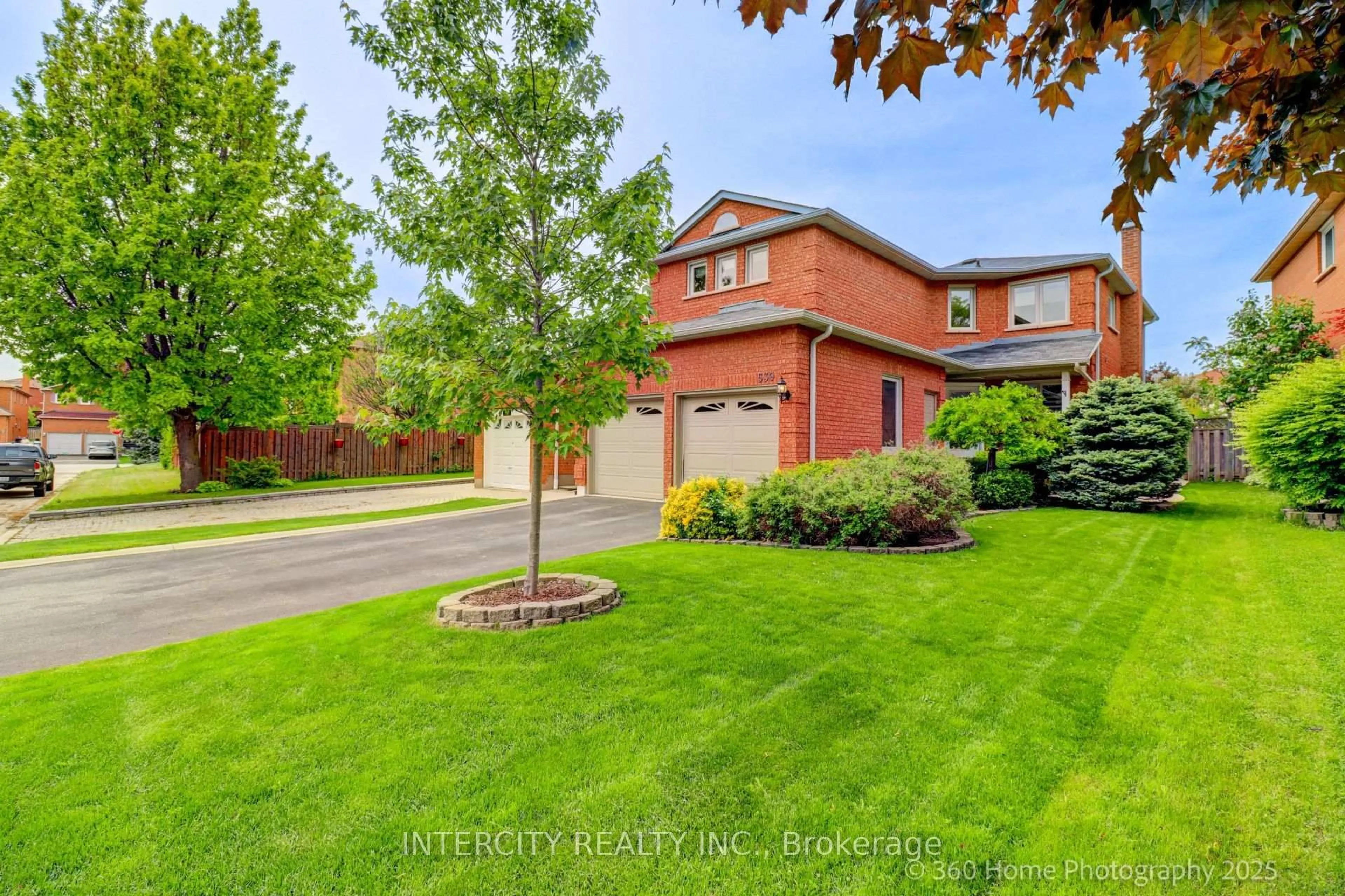 A pic from outside/outdoor area/front of a property/back of a property/a pic from drone, street for 539 Langport Crt, Mississauga Ontario L5R 3M5