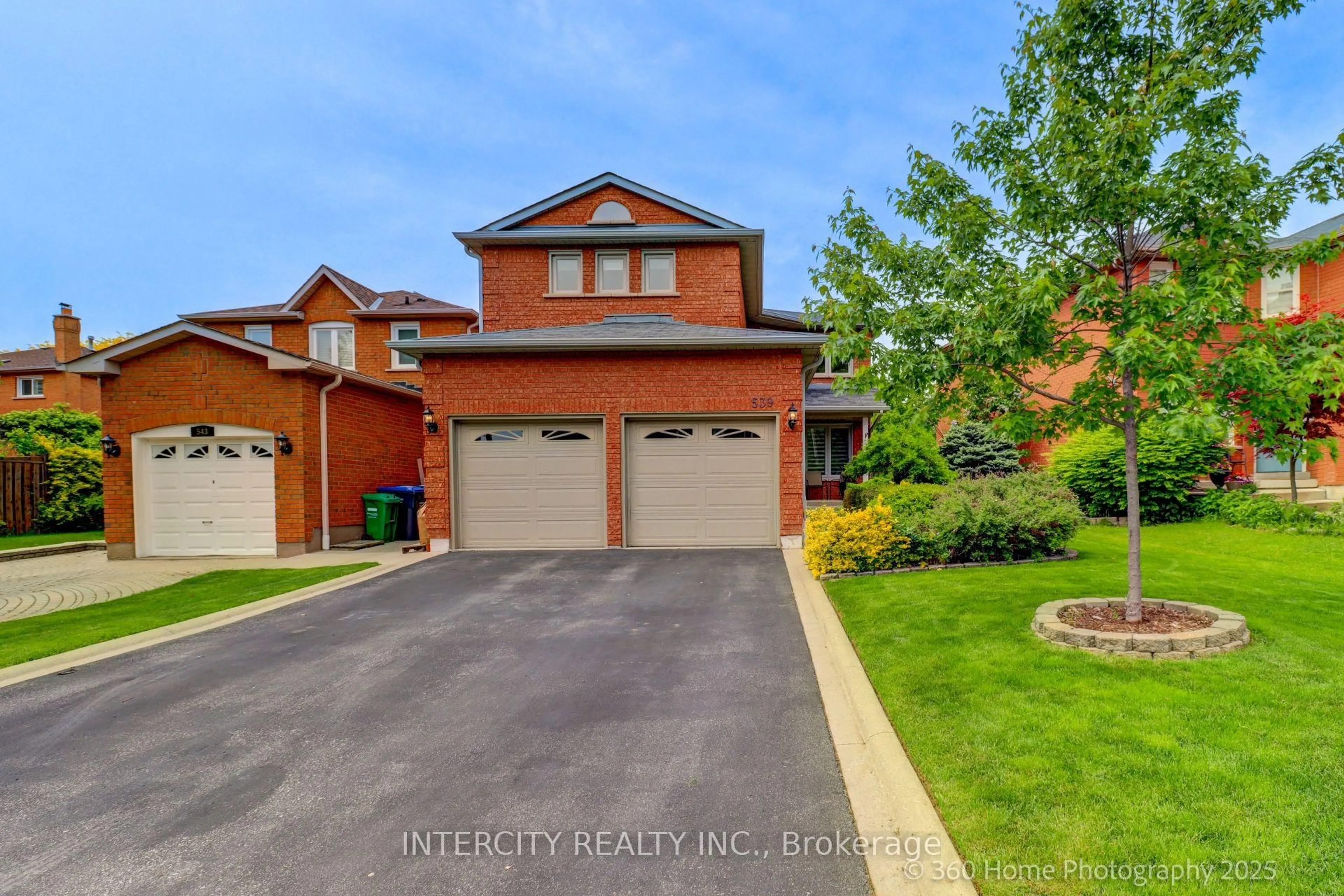 A pic from outside/outdoor area/front of a property/back of a property/a pic from drone, street for 539 Langport Crt, Mississauga Ontario L5R 3M5