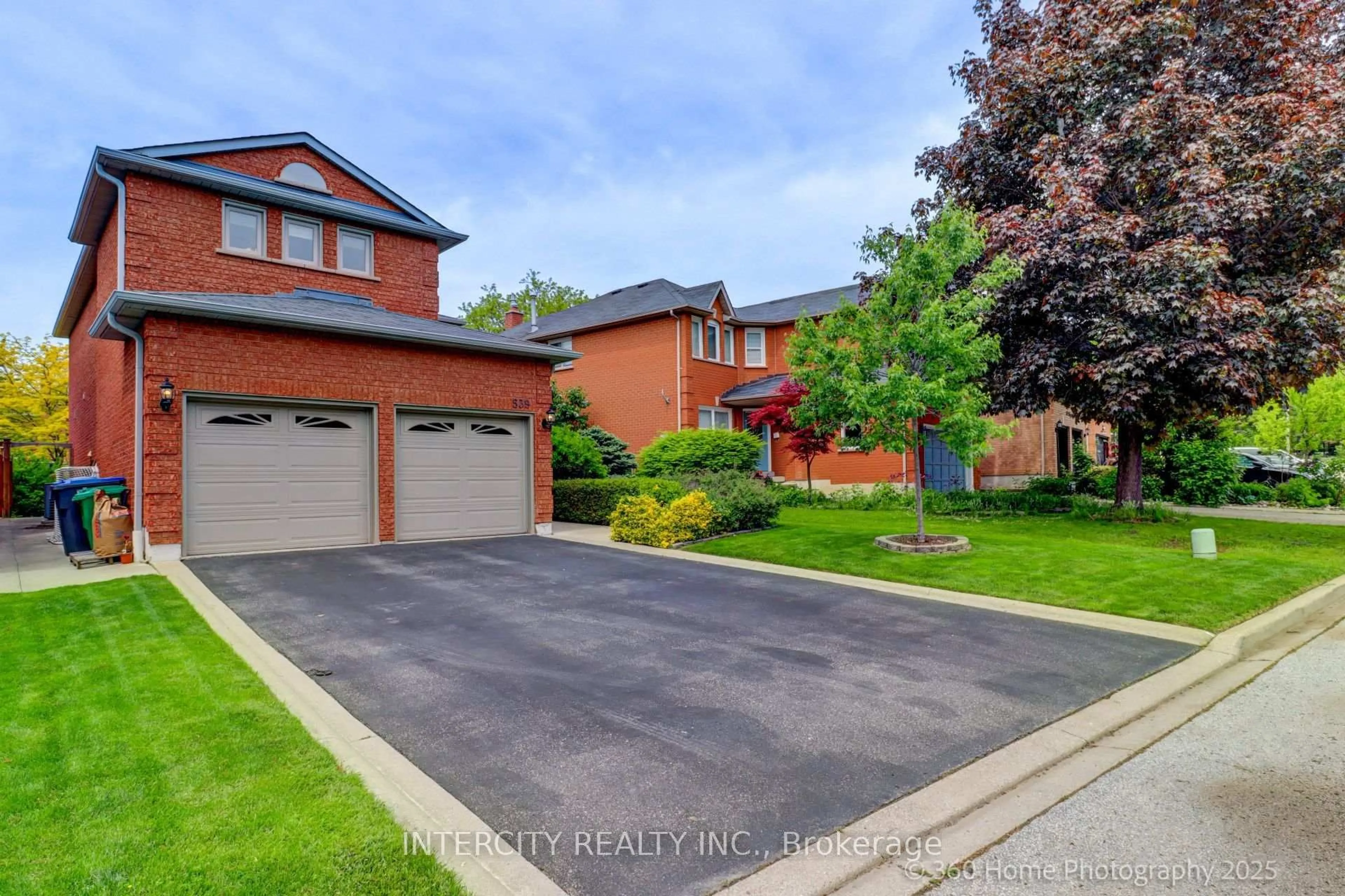 A pic from outside/outdoor area/front of a property/back of a property/a pic from drone, street for 539 Langport Crt, Mississauga Ontario L5R 3M5