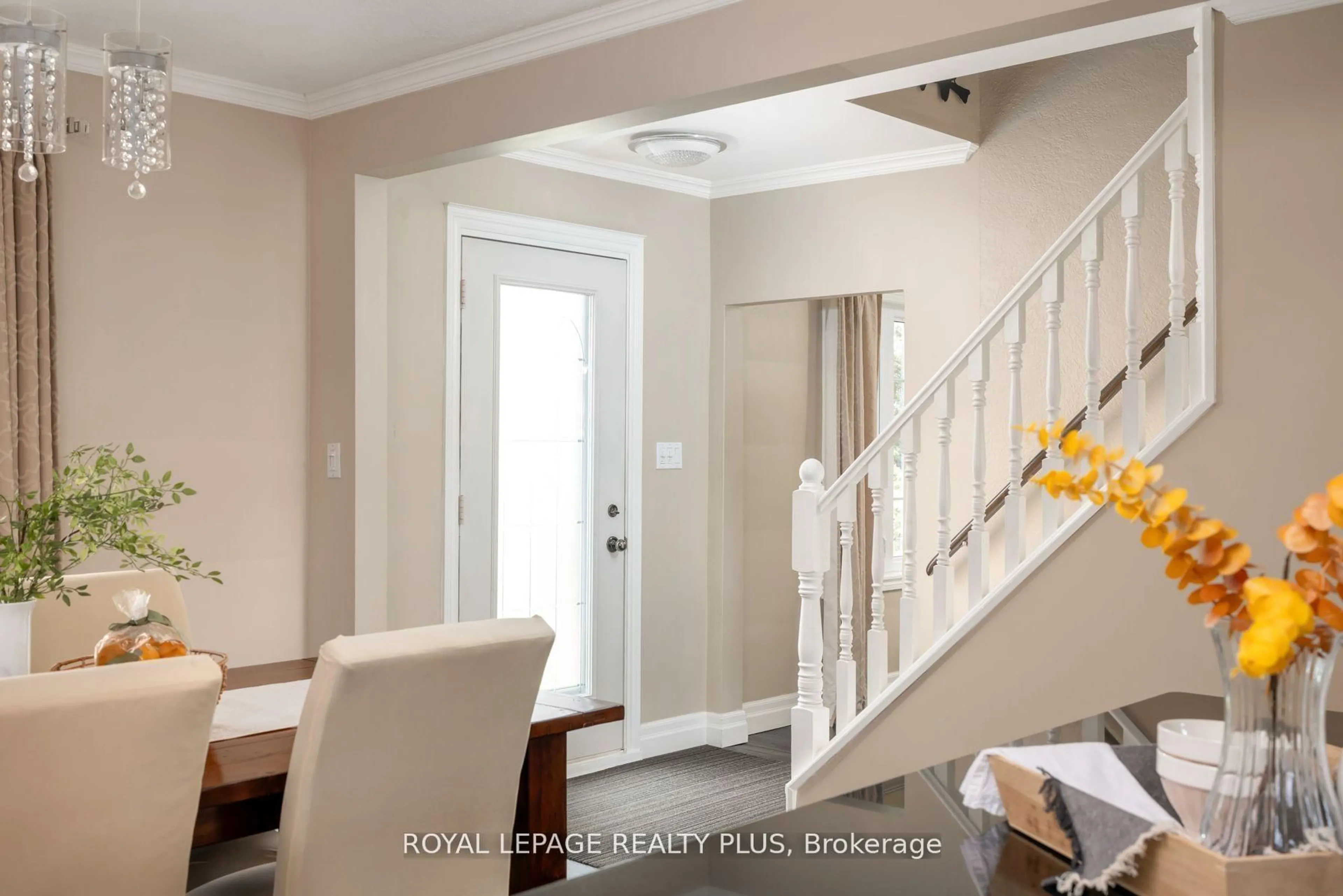 Indoor entryway for 2034 Harvest Dr, Mississauga Ontario L4Y 1T6