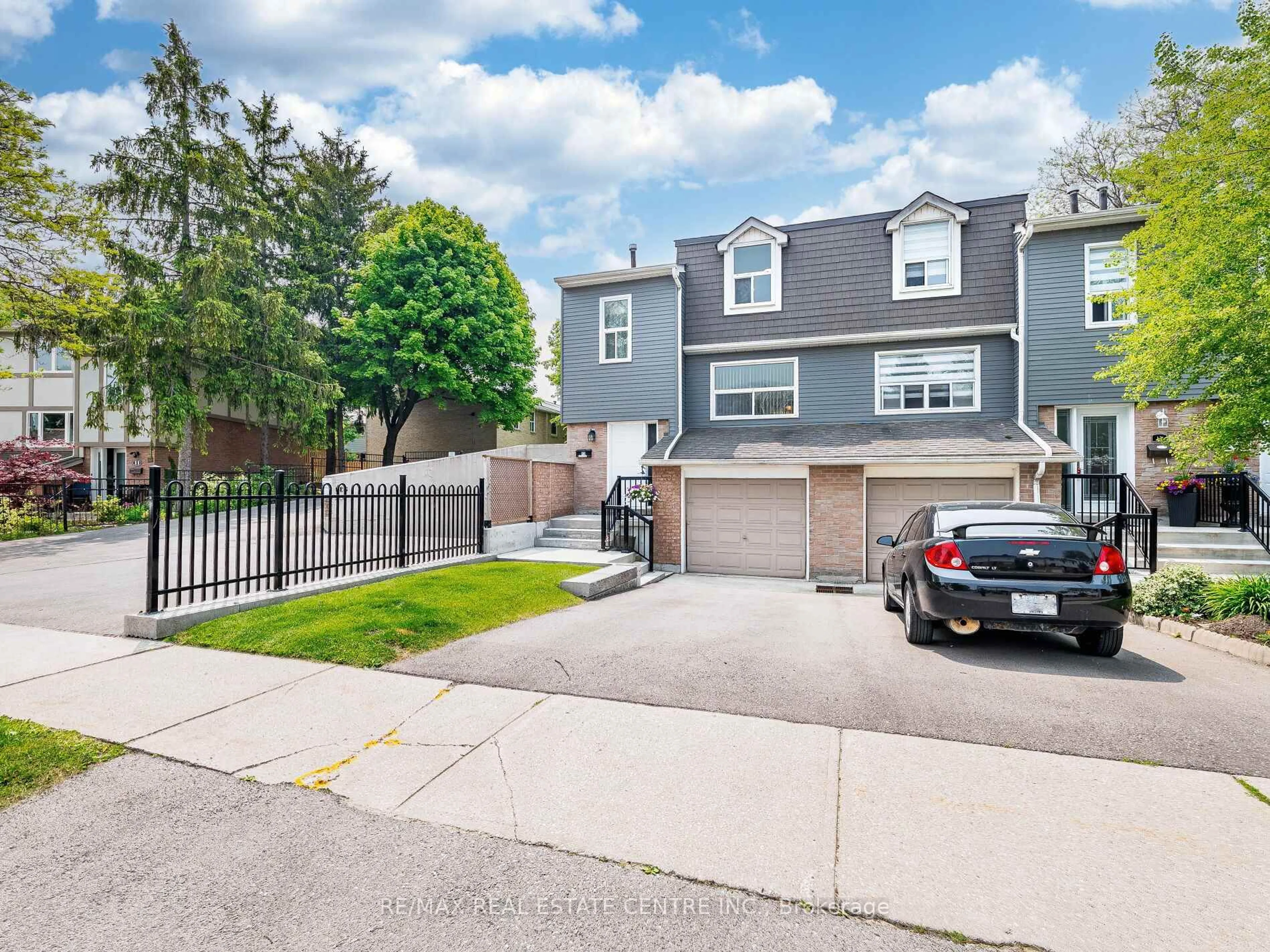 A pic from outside/outdoor area/front of a property/back of a property/a pic from drone, street for 1050 Shawnmarr Rd ##12, Mississauga Ontario L5H 3V1