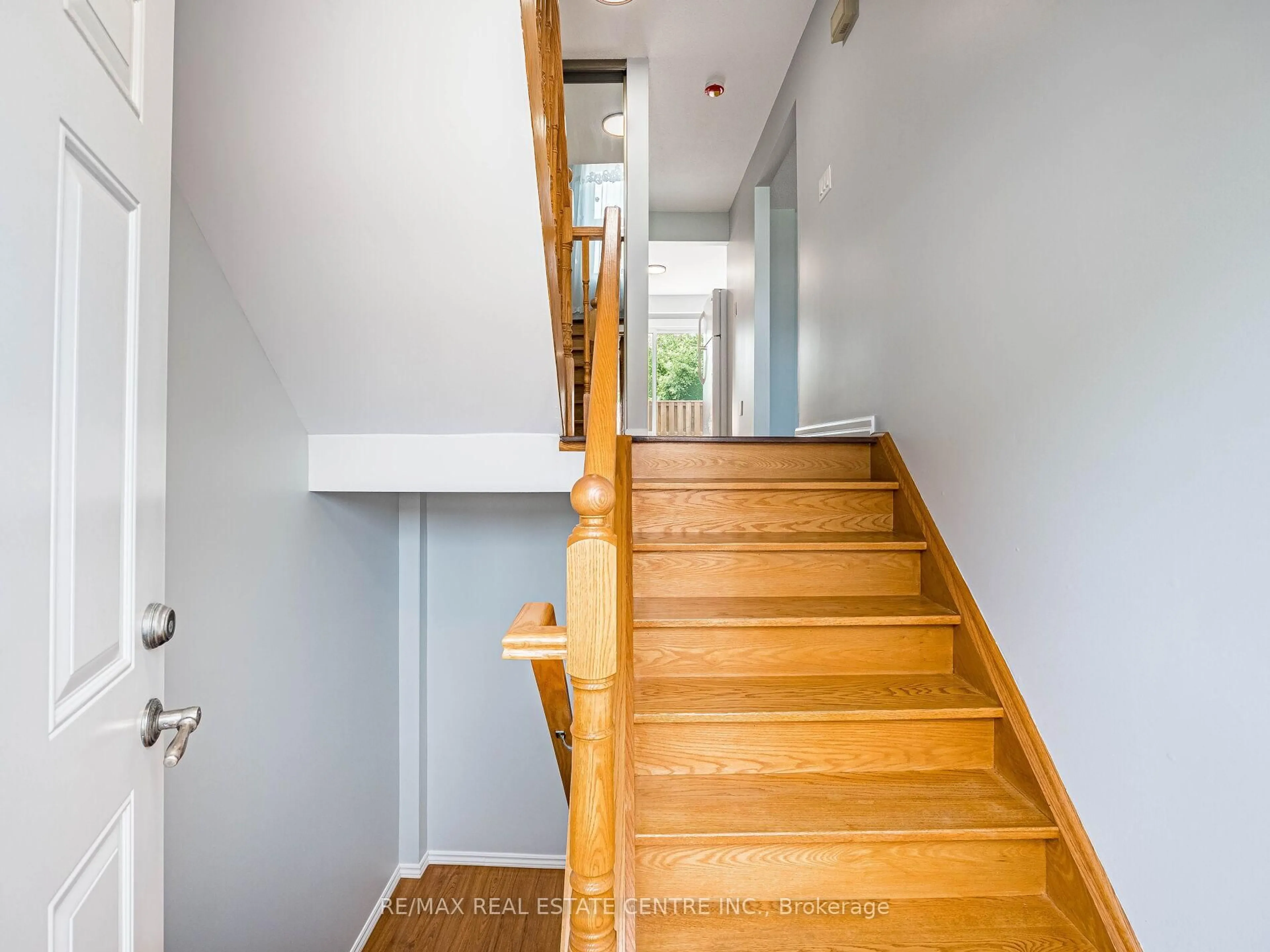 Stairs for 1050 Shawnmarr Rd ##12, Mississauga Ontario L5H 3V1
