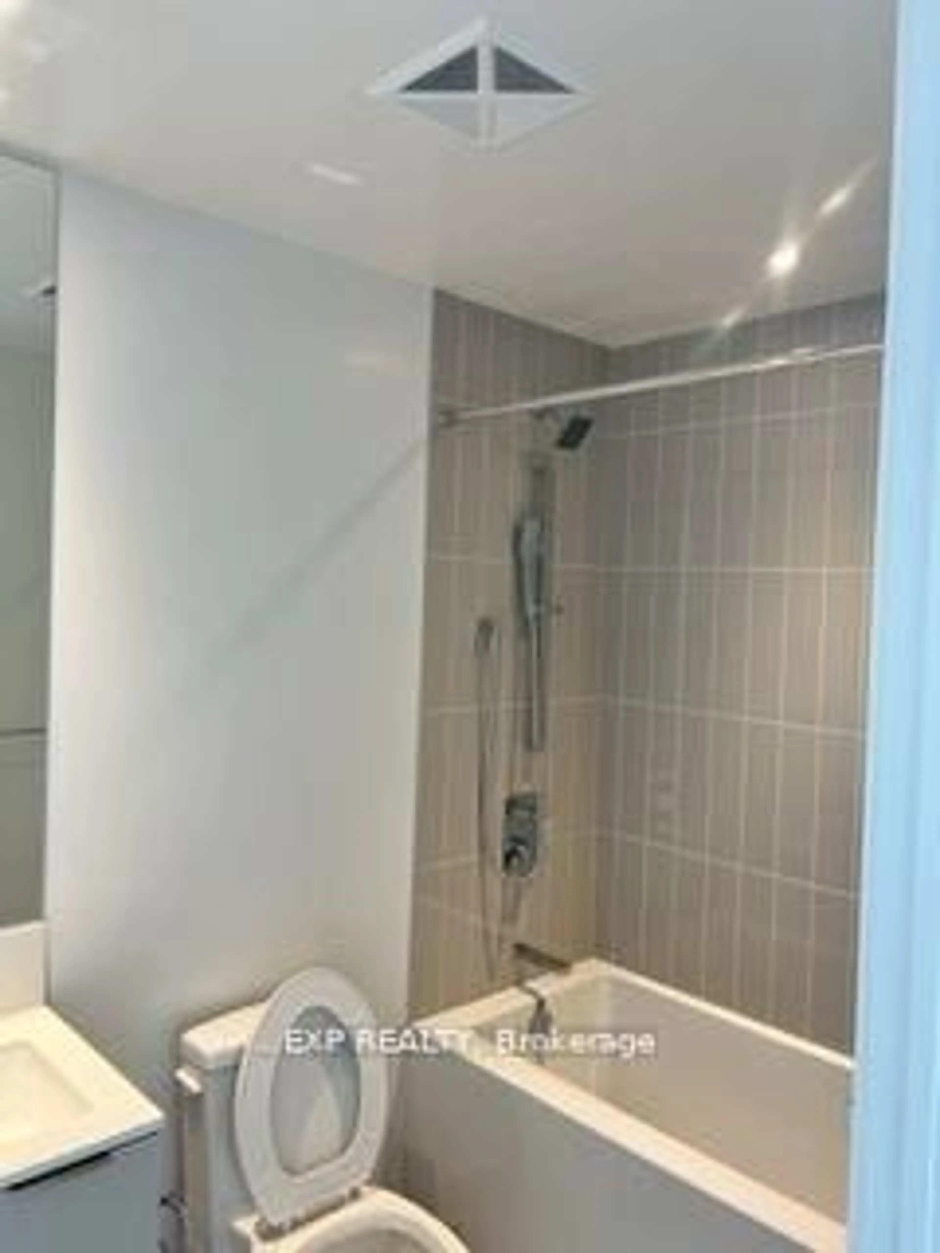 Standard bathroom, unknown for 3900 Confederation Pkwy #2802, Mississauga Ontario L5B 0K7