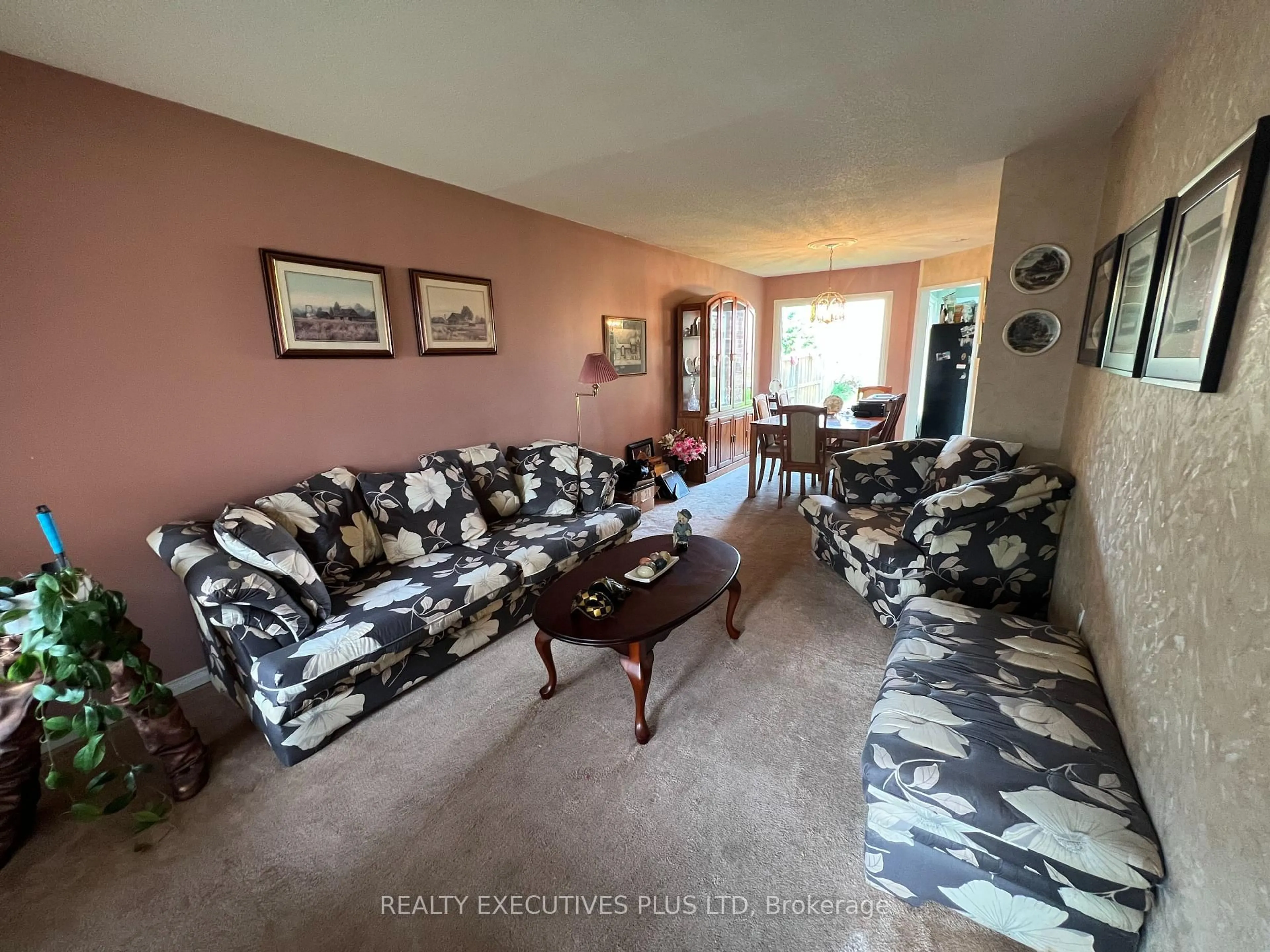 Living room with furniture, unknown for 40 Lord Simcoe Dr, Brampton Ontario L6S 5H3