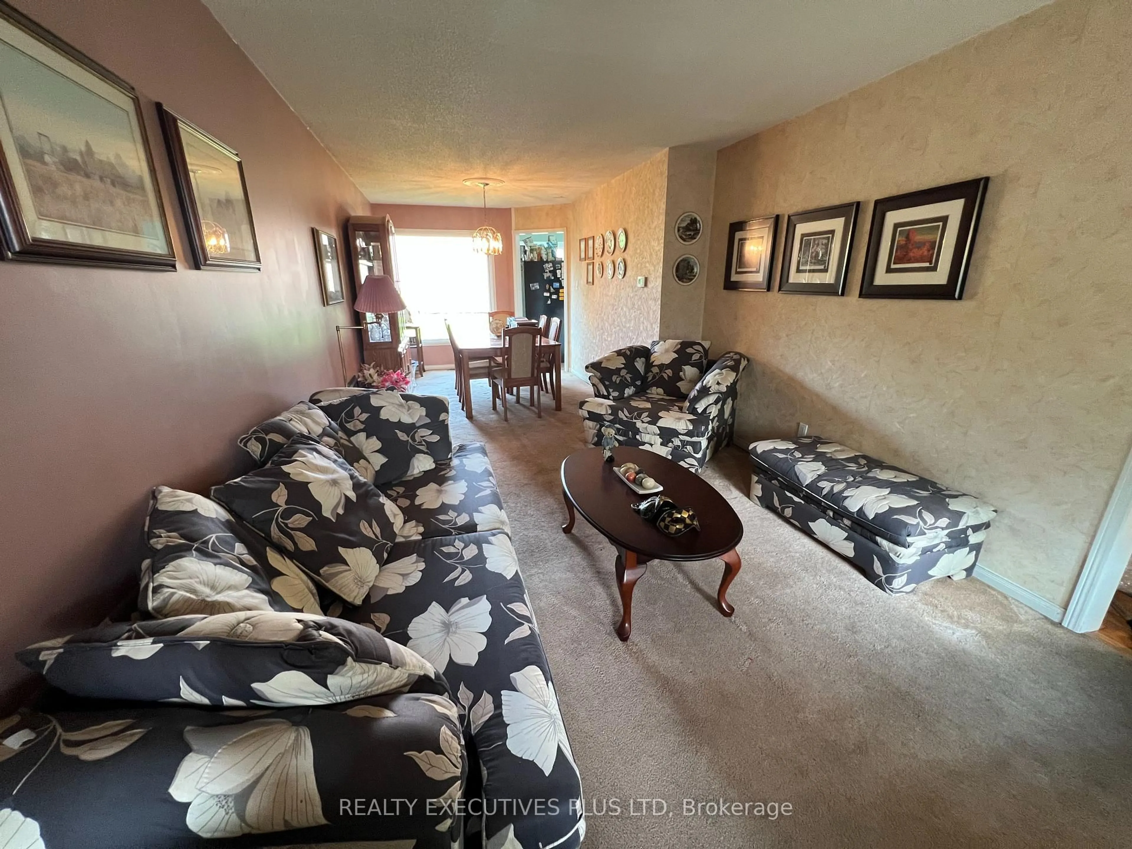 Living room with furniture, unknown for 40 Lord Simcoe Dr, Brampton Ontario L6S 5H3