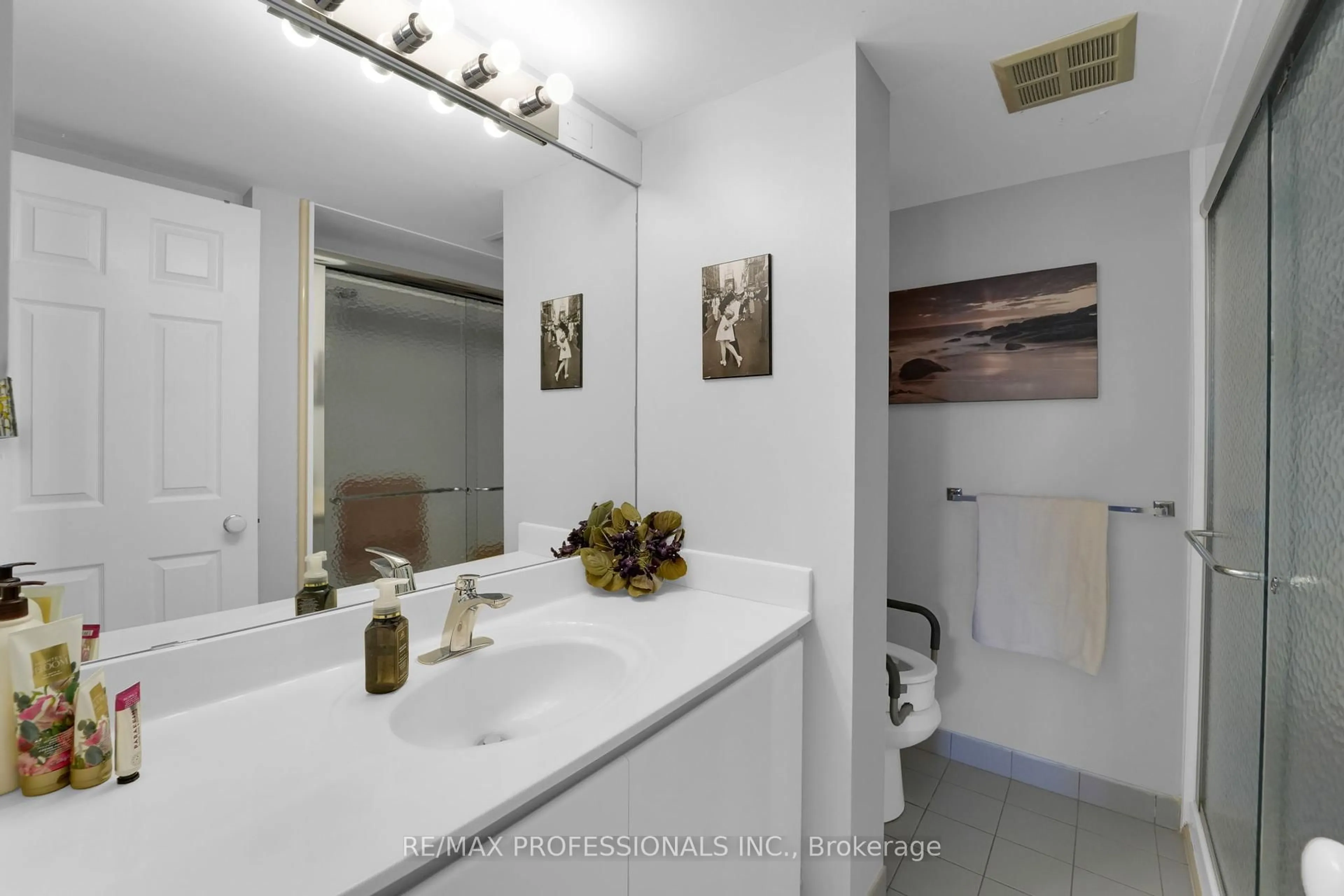 Standard bathroom, ceramic/tile floor for 45 Kingsbridge Garden Circ #905, Mississauga Ontario L5R 3K4
