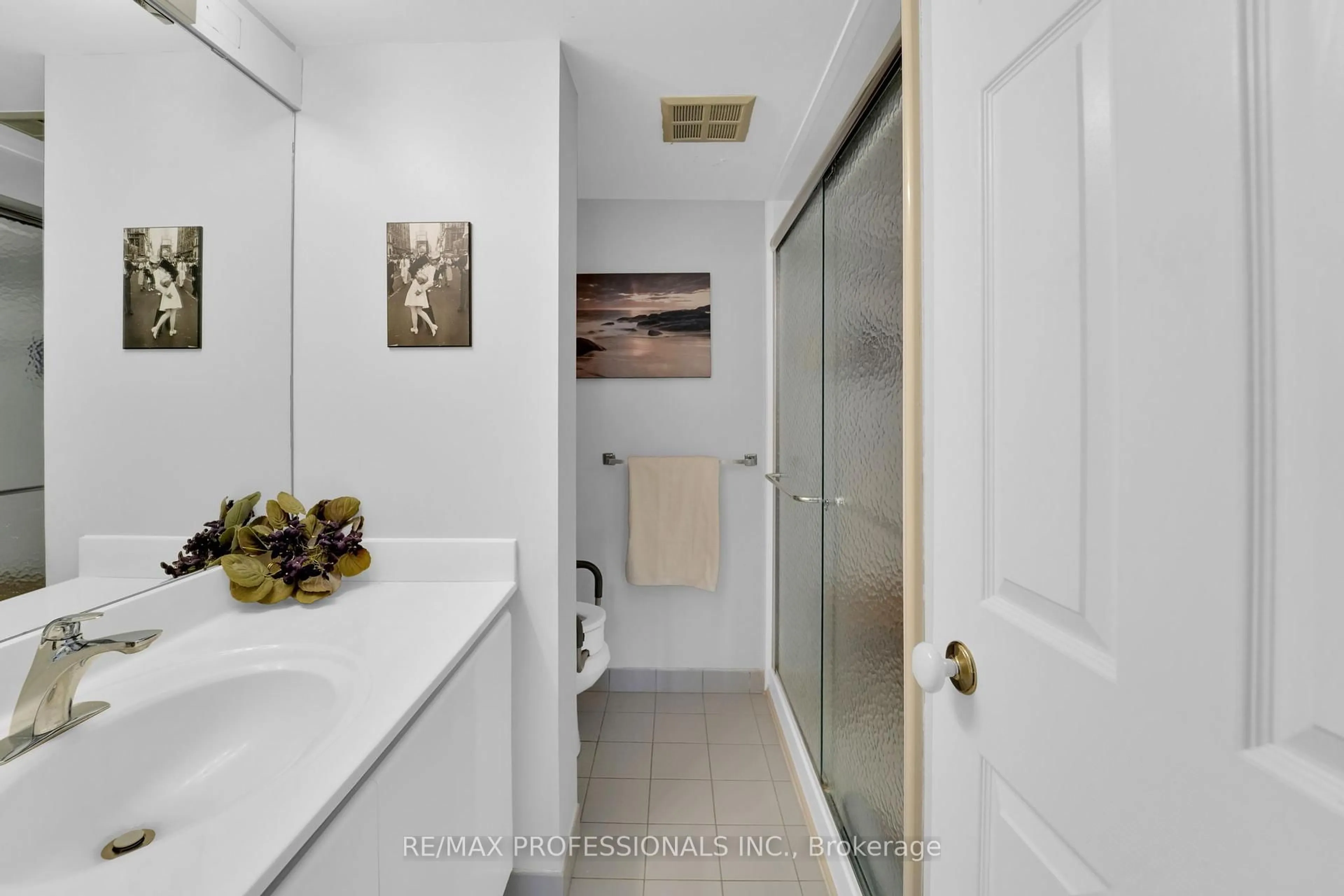 Standard bathroom, ceramic/tile floor for 45 Kingsbridge Garden Circ #905, Mississauga Ontario L5R 3K4
