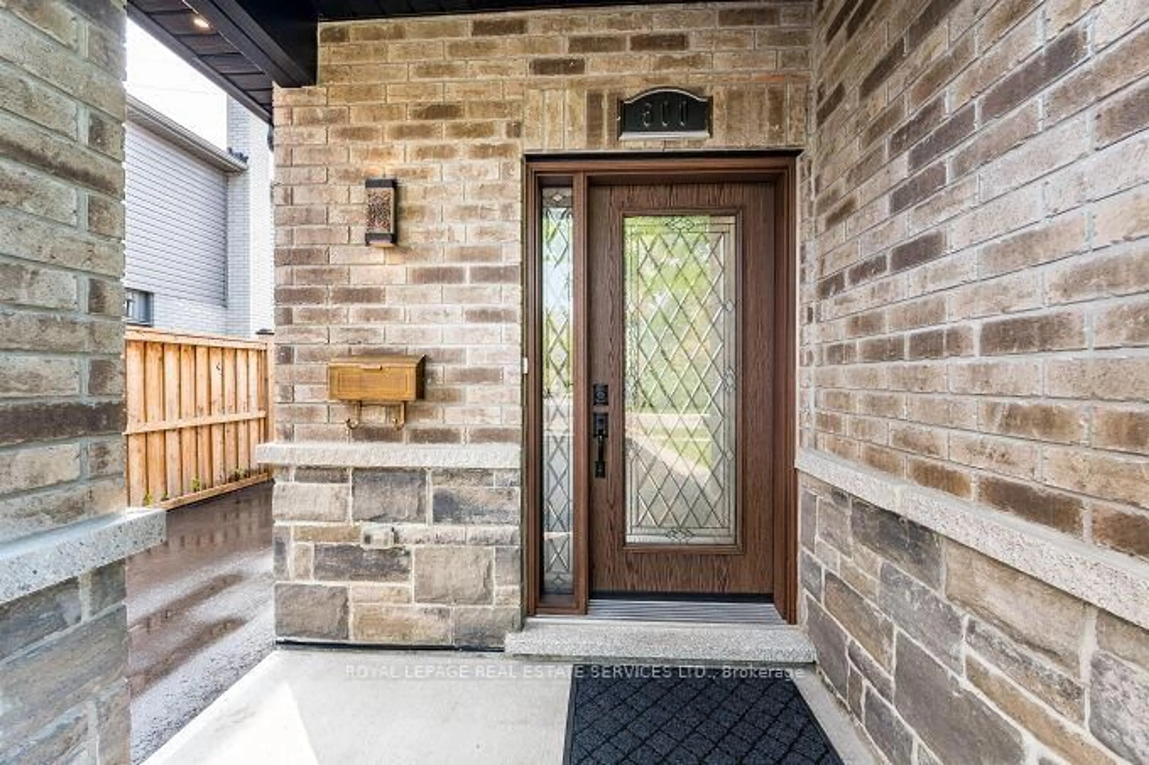 Indoor entryway for 500 Chantenay Dr, Mississauga Ontario L5A 1G2