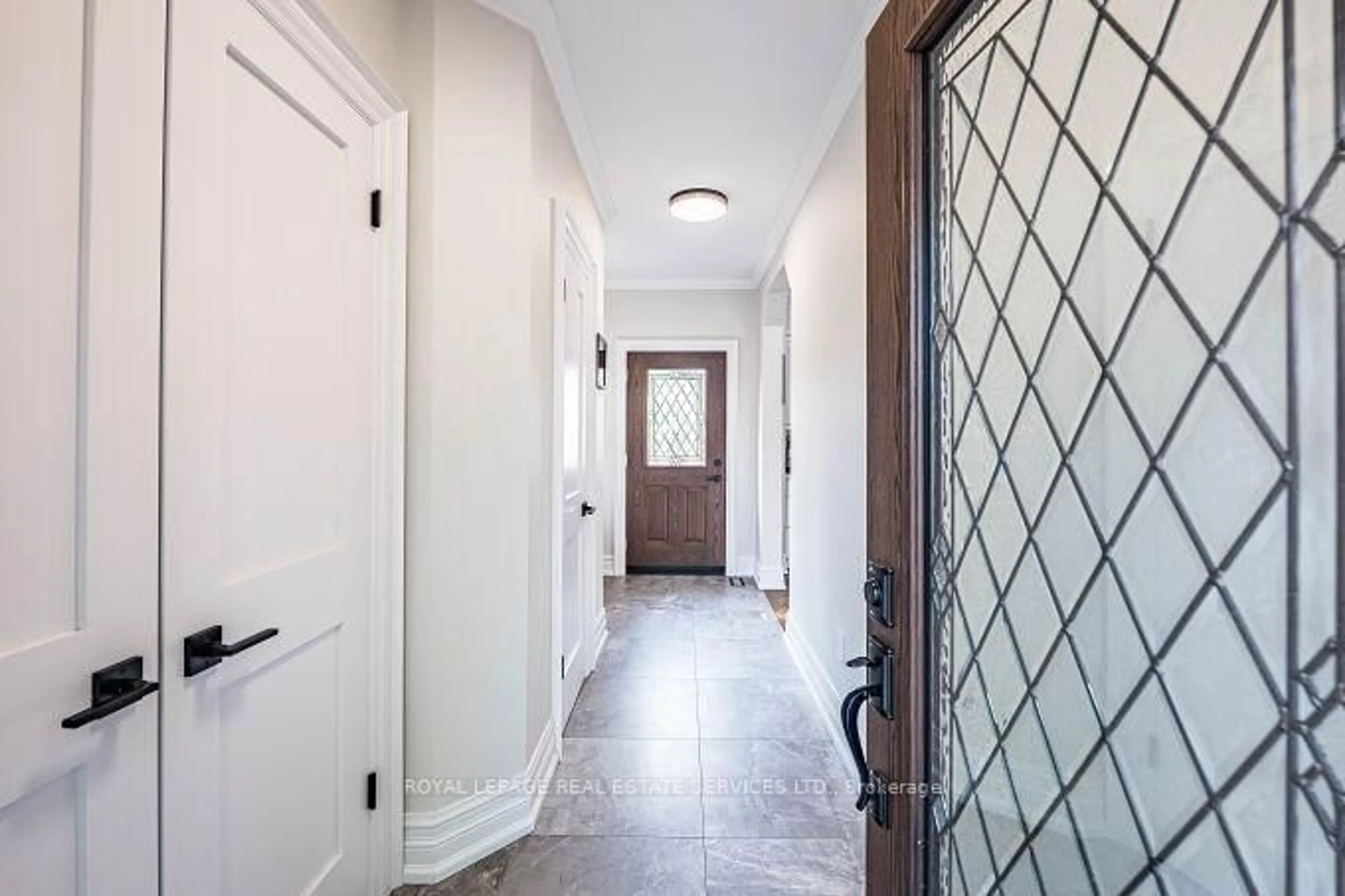Indoor entryway for 500 Chantenay Dr, Mississauga Ontario L5A 1G2