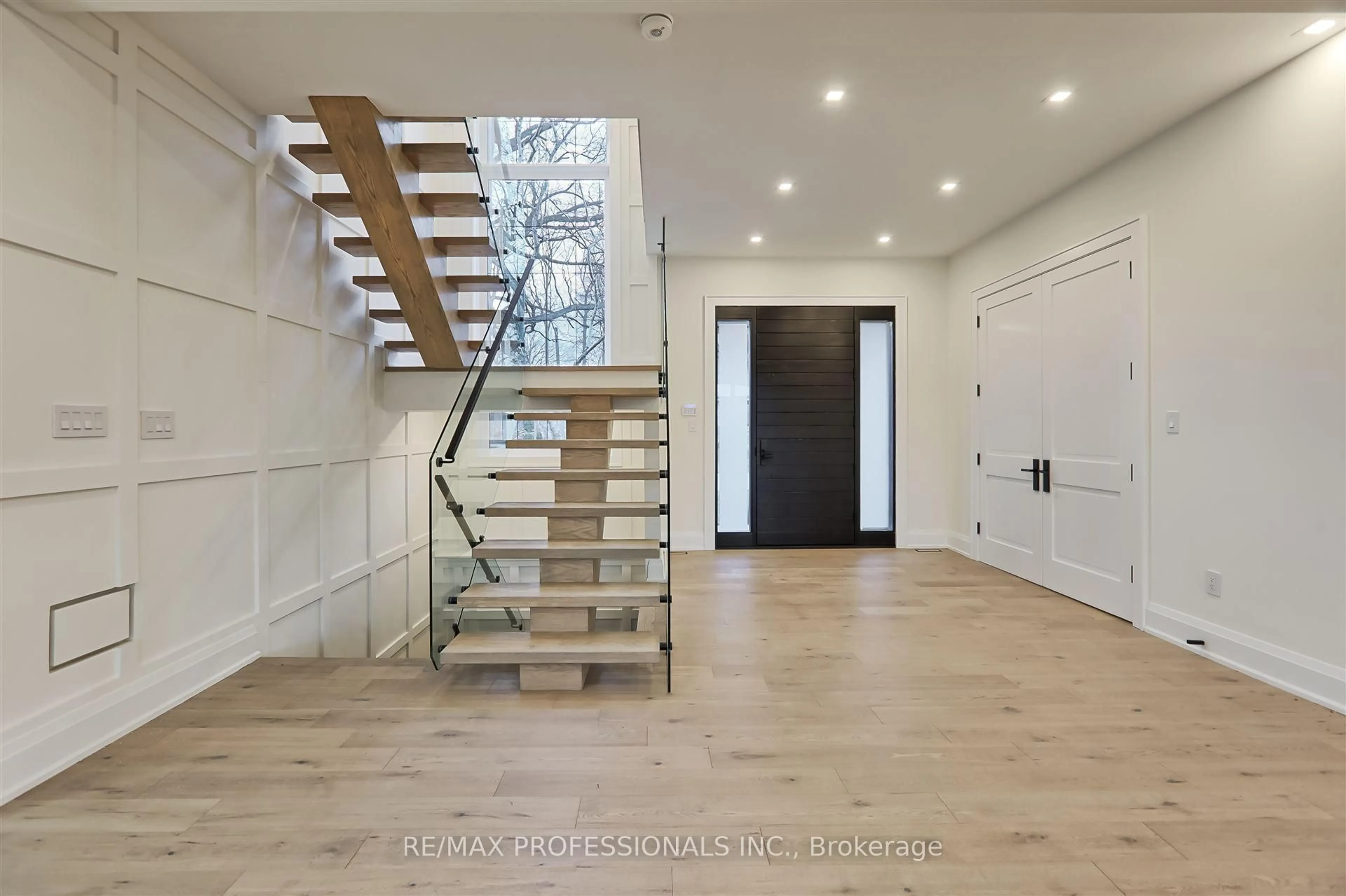 Unknown for 7 Farningham Cres, Toronto Ontario M9B 3B4