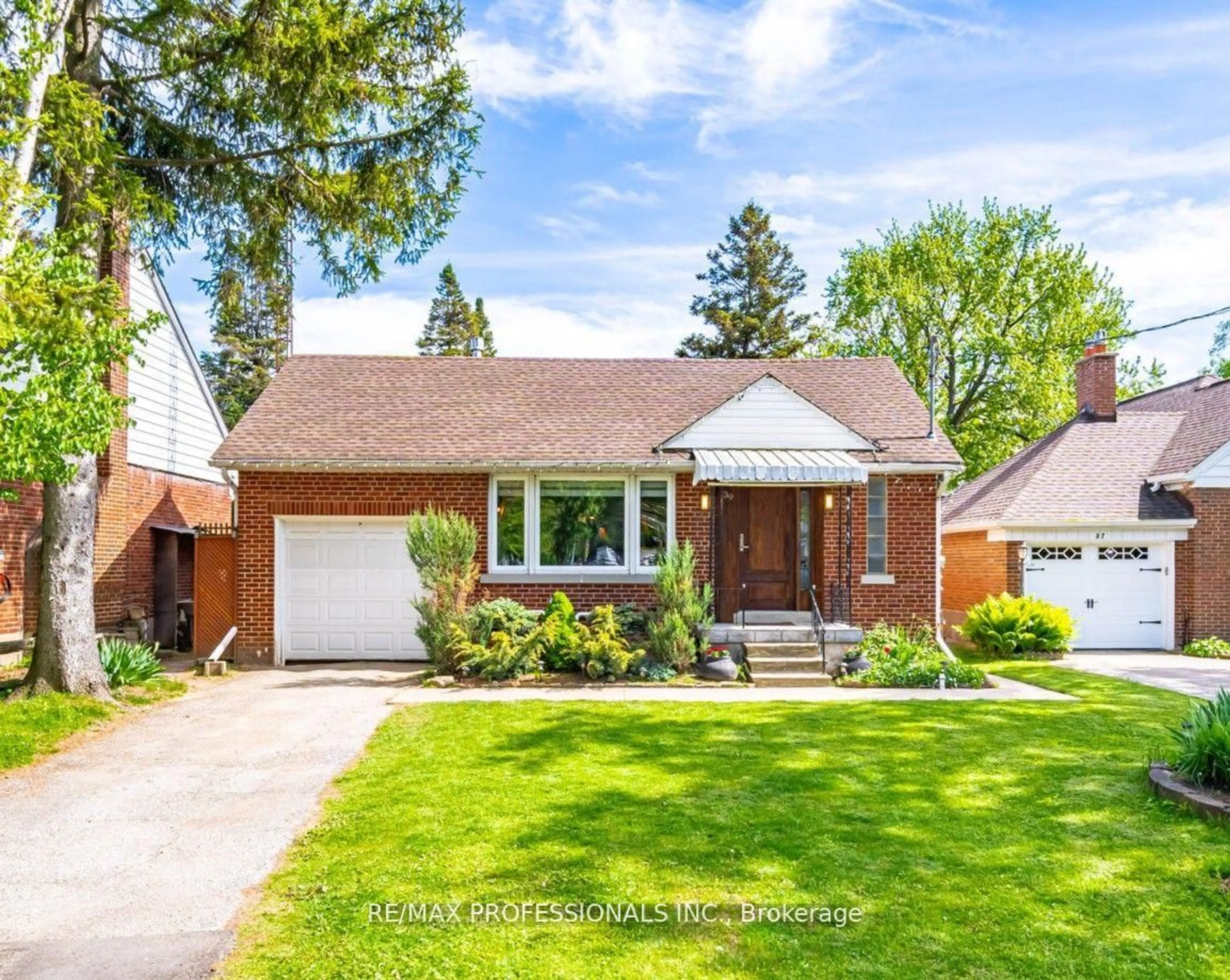 Home with brick exterior material, street for 39 Old Oak Rd, Toronto Ontario M9A 2W1