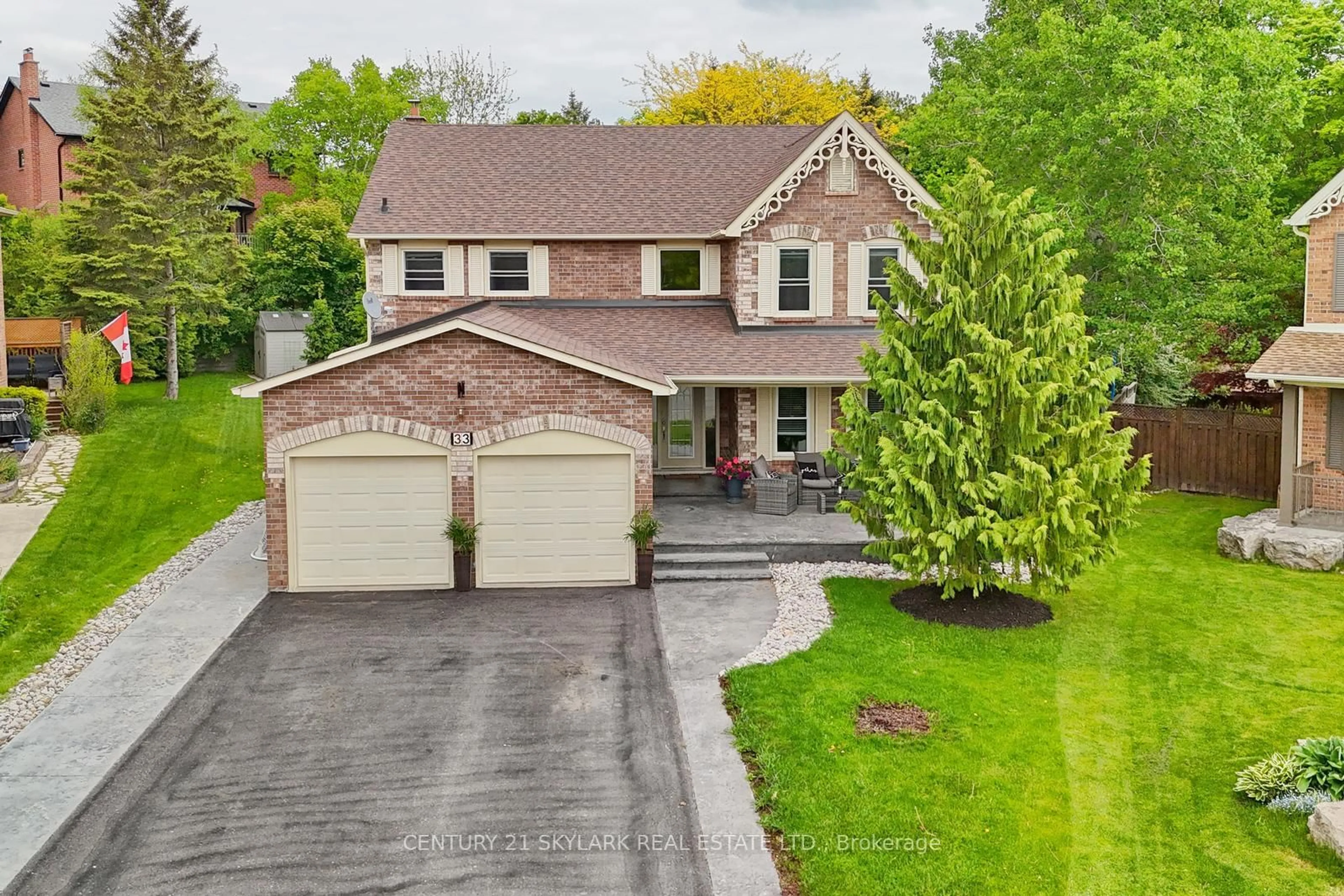 A pic from outside/outdoor area/front of a property/back of a property/a pic from drone, street for 33 Hathaway Crt, Caledon Ontario L7E 5W2