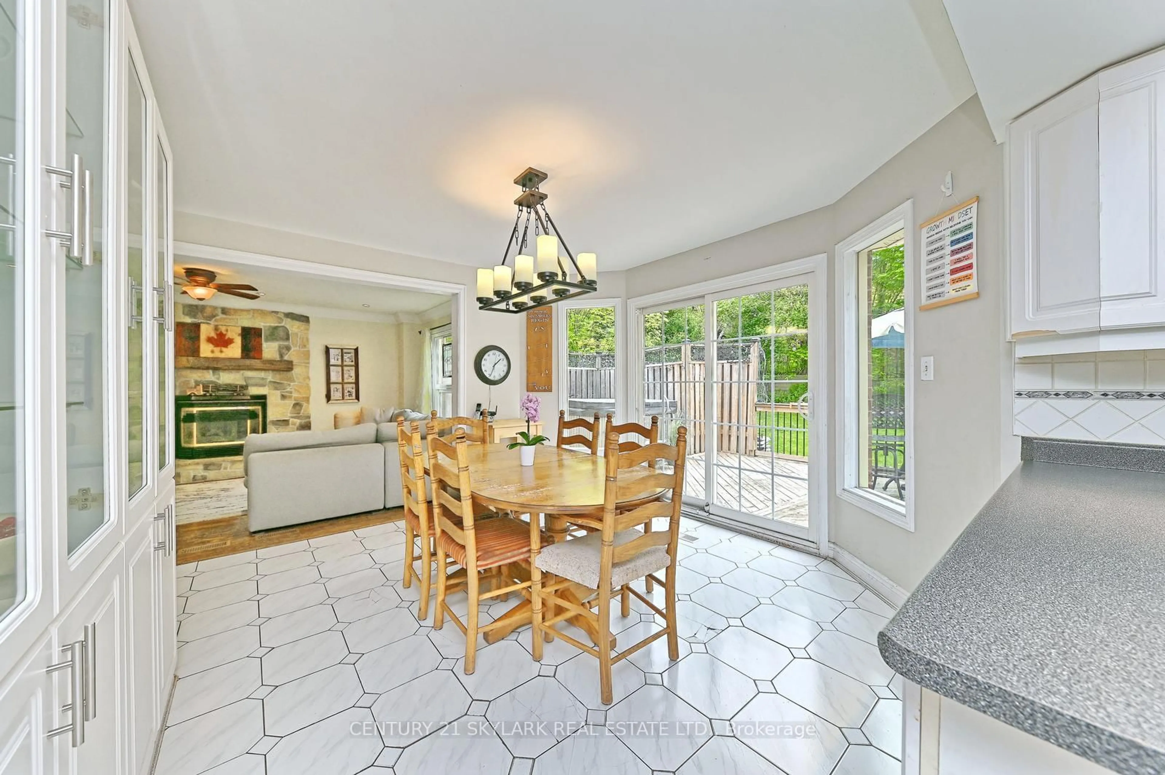 Open concept kitchen, ceramic/tile floor for 33 Hathaway Crt, Caledon Ontario L7E 5W2