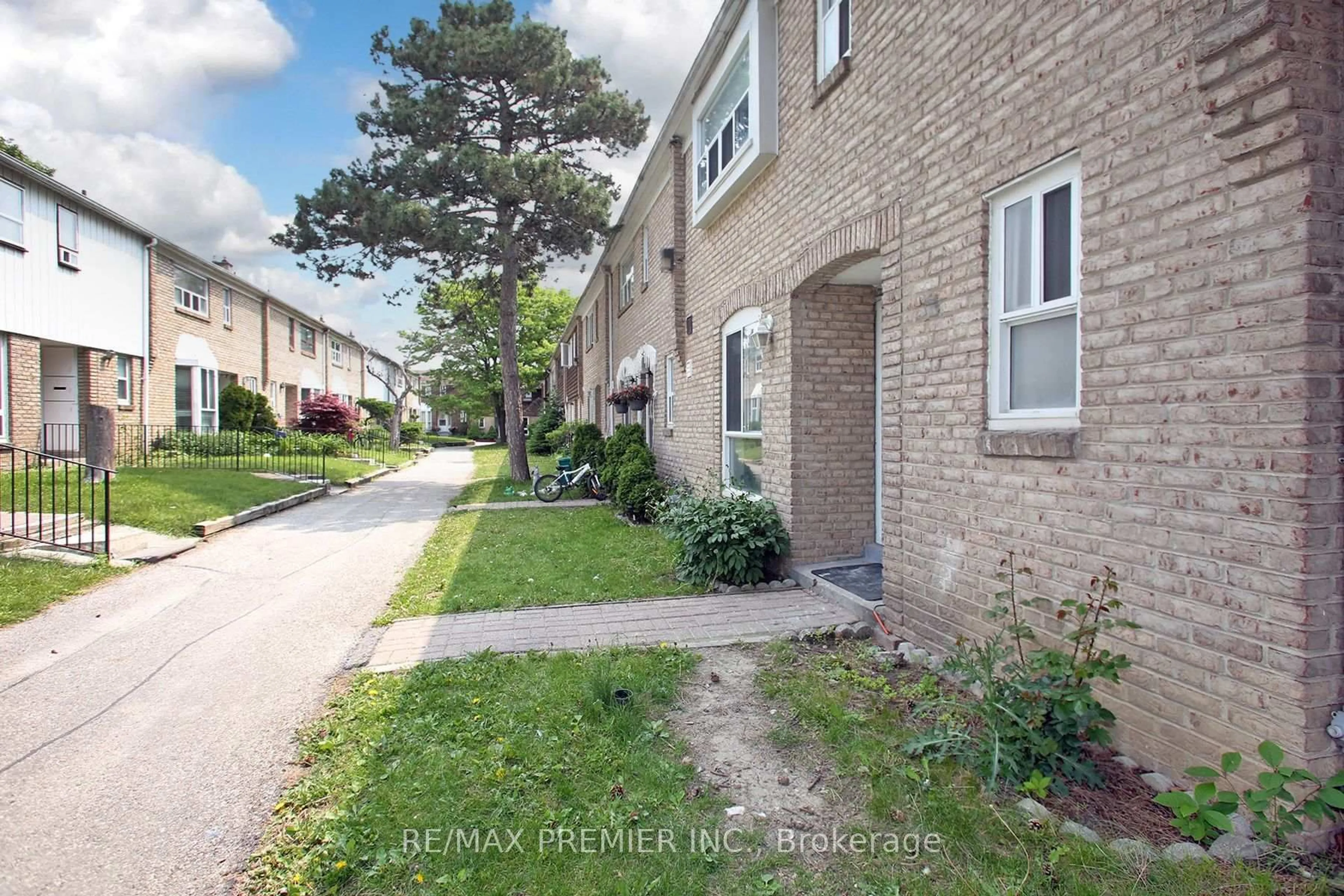 Unknown for 7 Gosford Blvd #1, Toronto Ontario M3N 2G7