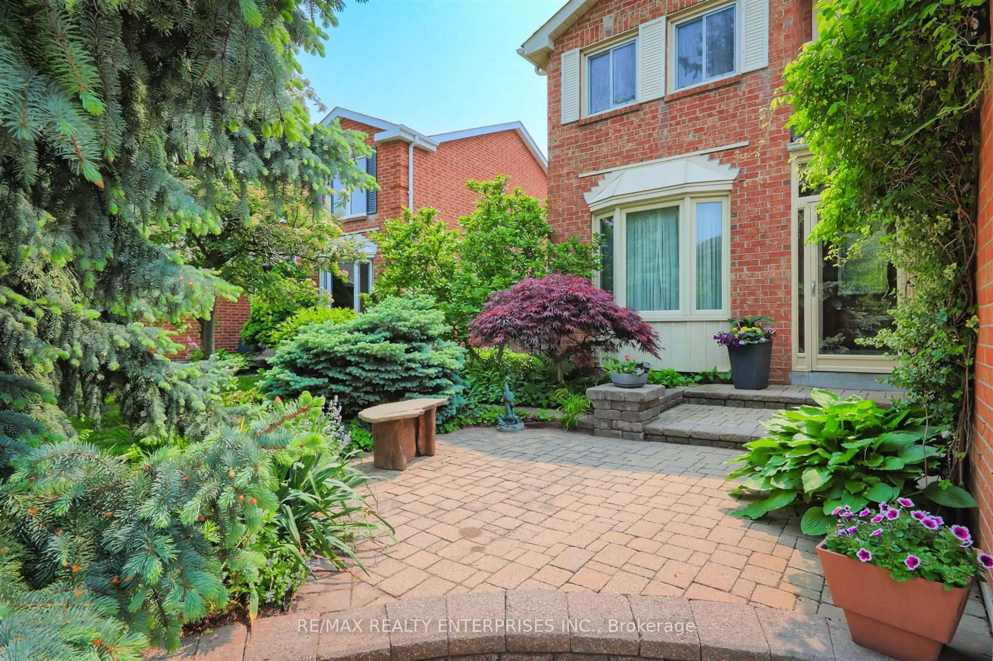 Patio, street for 3216 Vanderbilt Rd, Mississauga Ontario L5N 4Y7