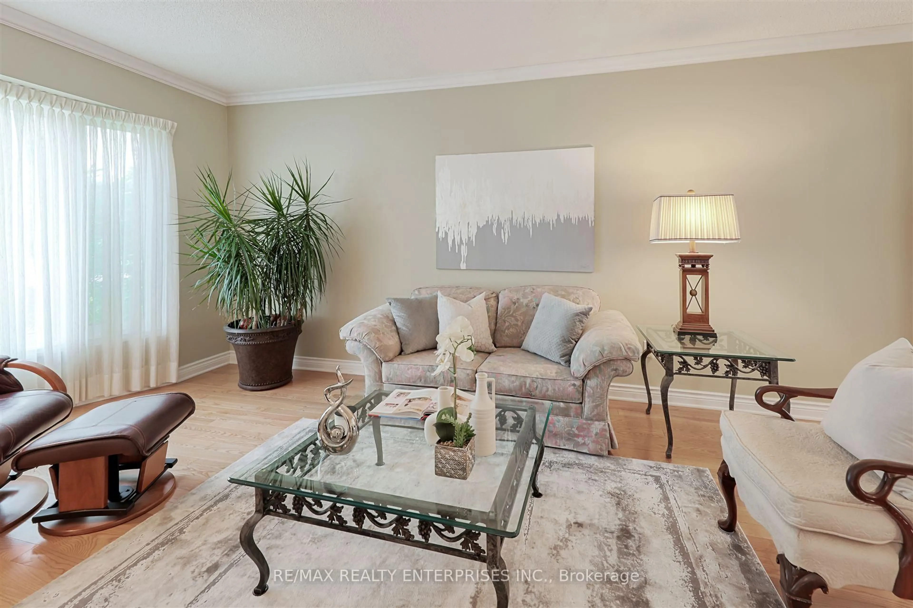 Living room with furniture, unknown for 3216 Vanderbilt Rd, Mississauga Ontario L5N 4Y7