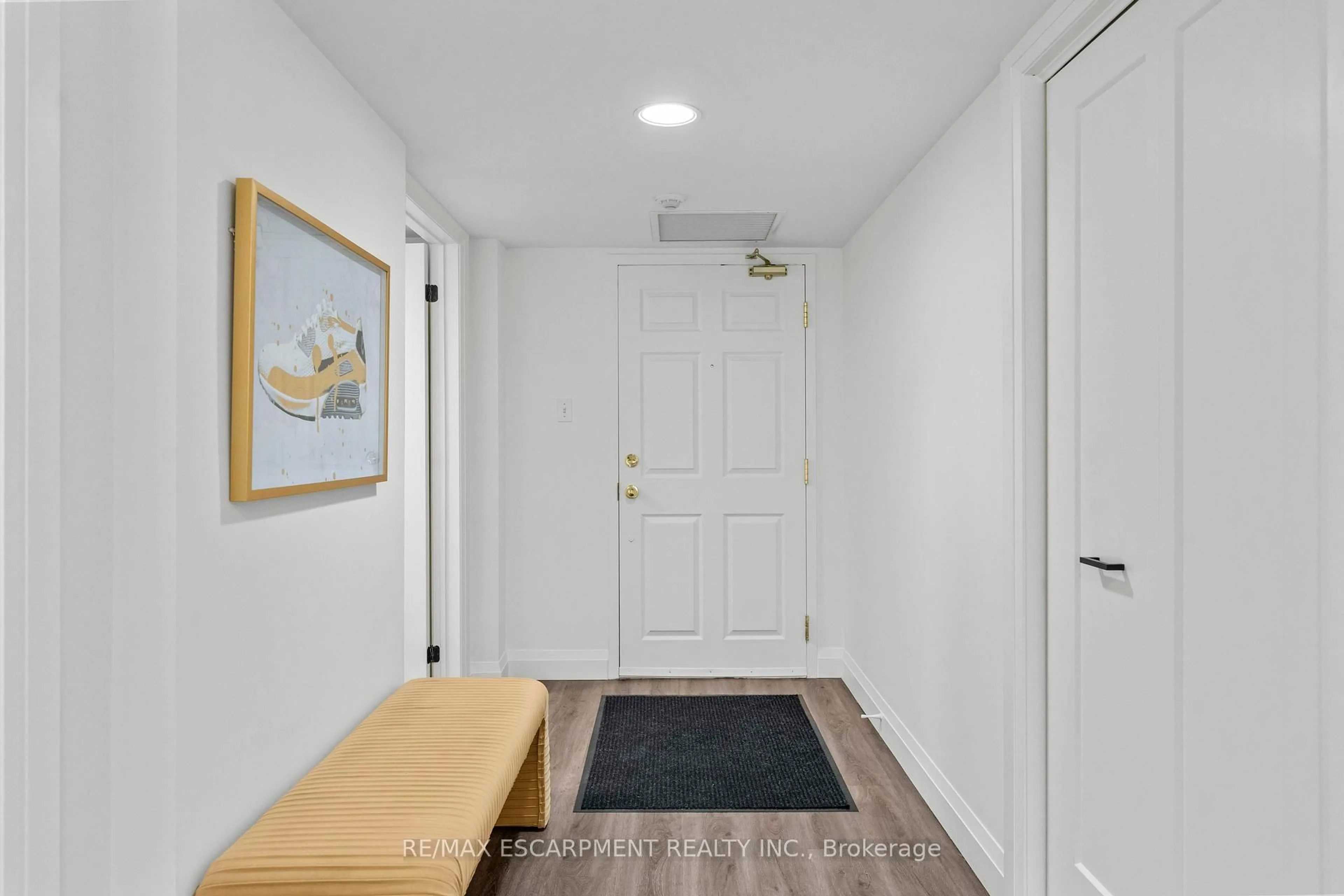 Indoor entryway for 216 A Plains Rd #E101, Burlington Ontario L7T 4M3