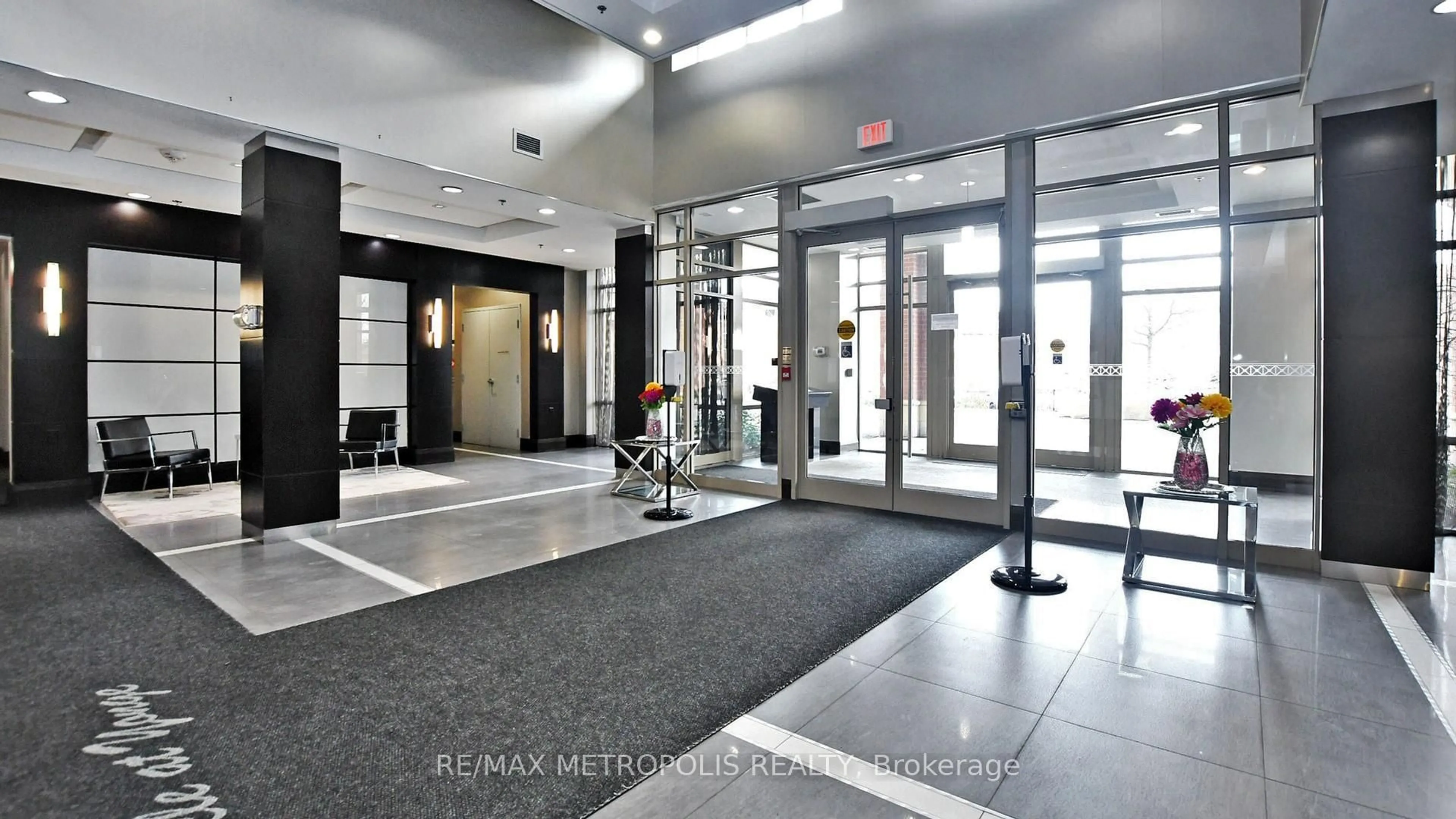 Indoor foyer for 75 King St #1709, Mississauga Ontario L5A 4G5