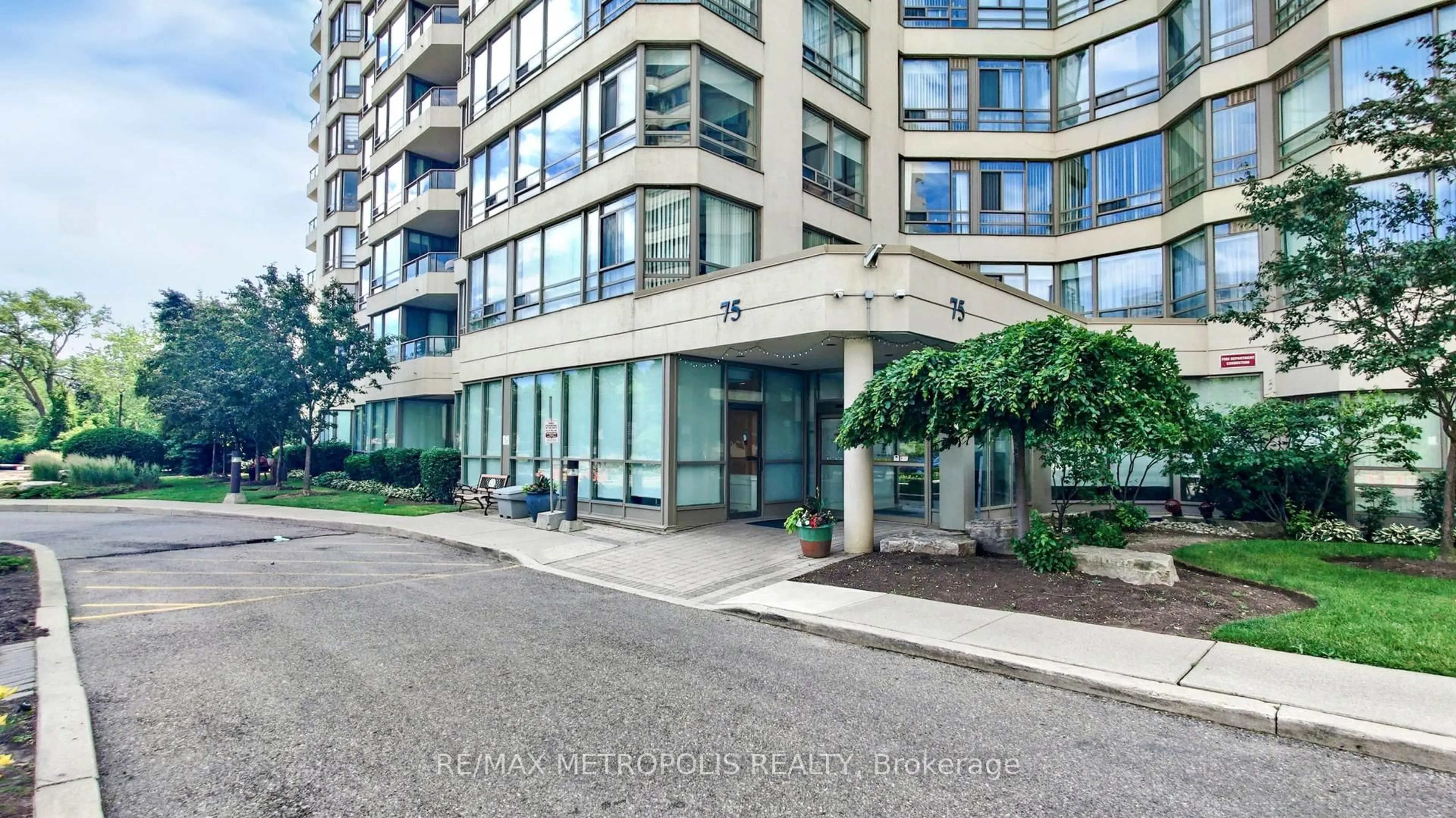Indoor foyer for 75 King St #1202, Mississauga Ontario L5A 4G5
