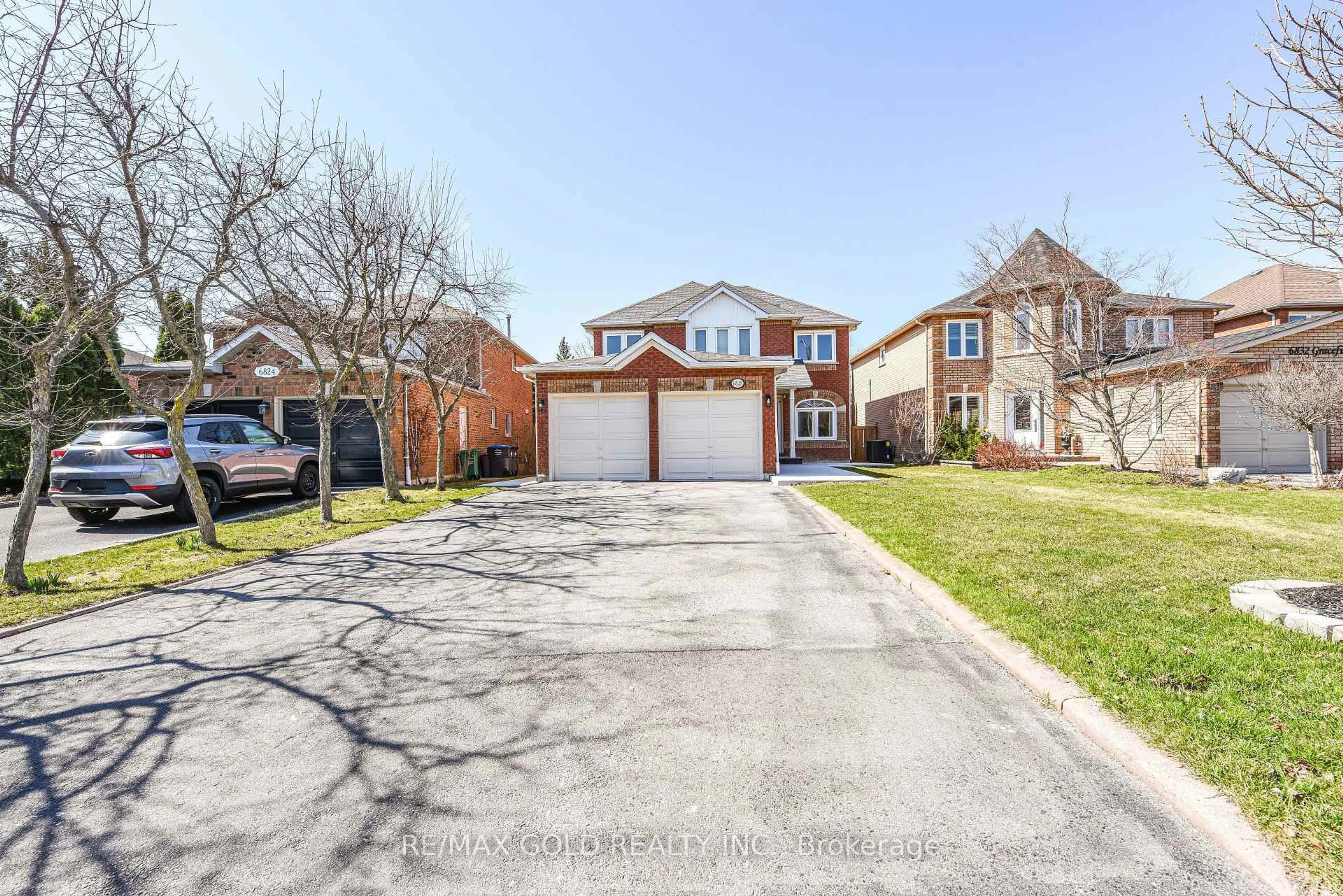 A pic from outside/outdoor area/front of a property/back of a property/a pic from drone, street for 6828 Gracefield Dr, Mississauga Ontario L5N 6T6