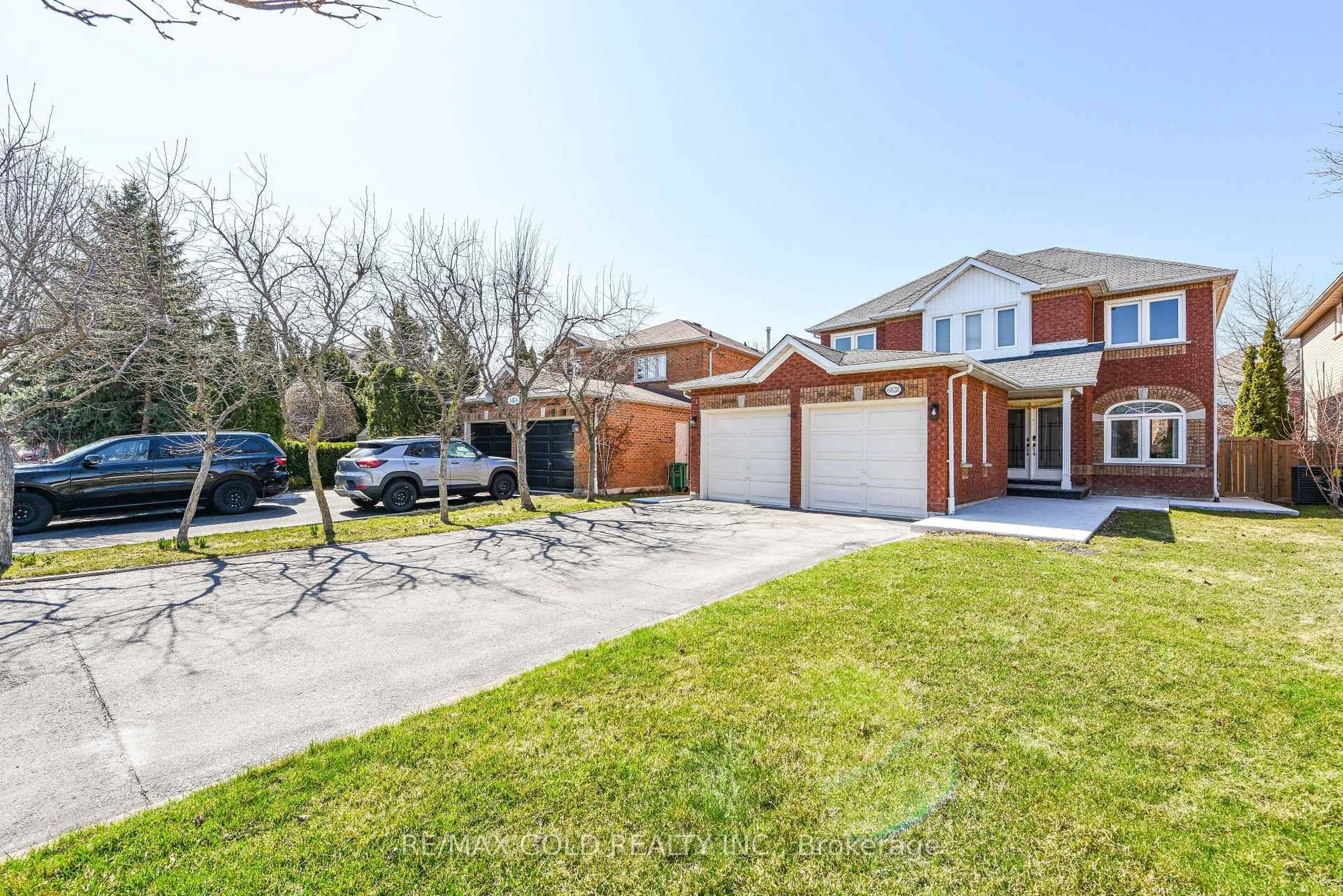 A pic from outside/outdoor area/front of a property/back of a property/a pic from drone, street for 6828 Gracefield Dr, Mississauga Ontario L5N 6T6