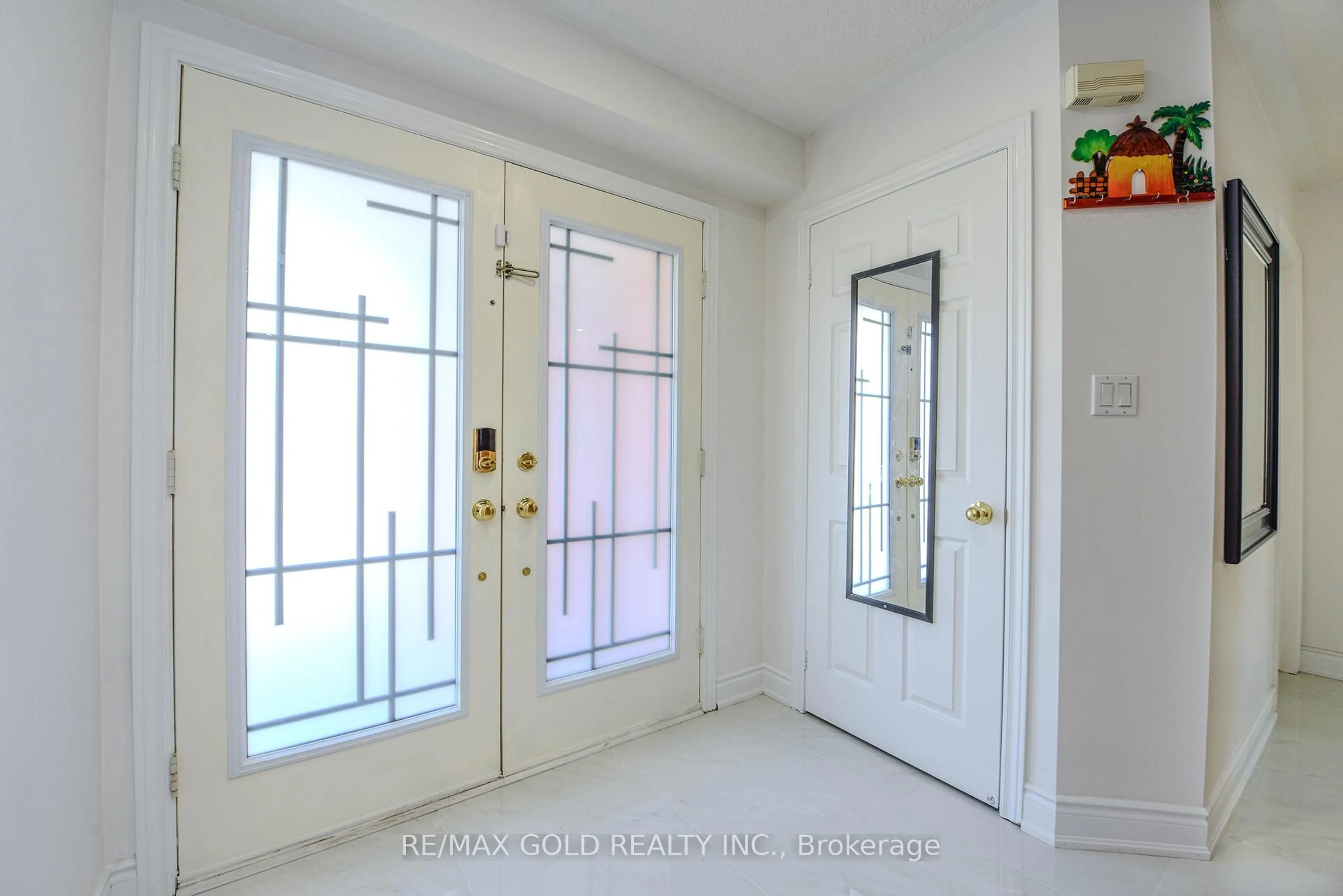 Indoor entryway for 6828 Gracefield Dr, Mississauga Ontario L5N 6T6