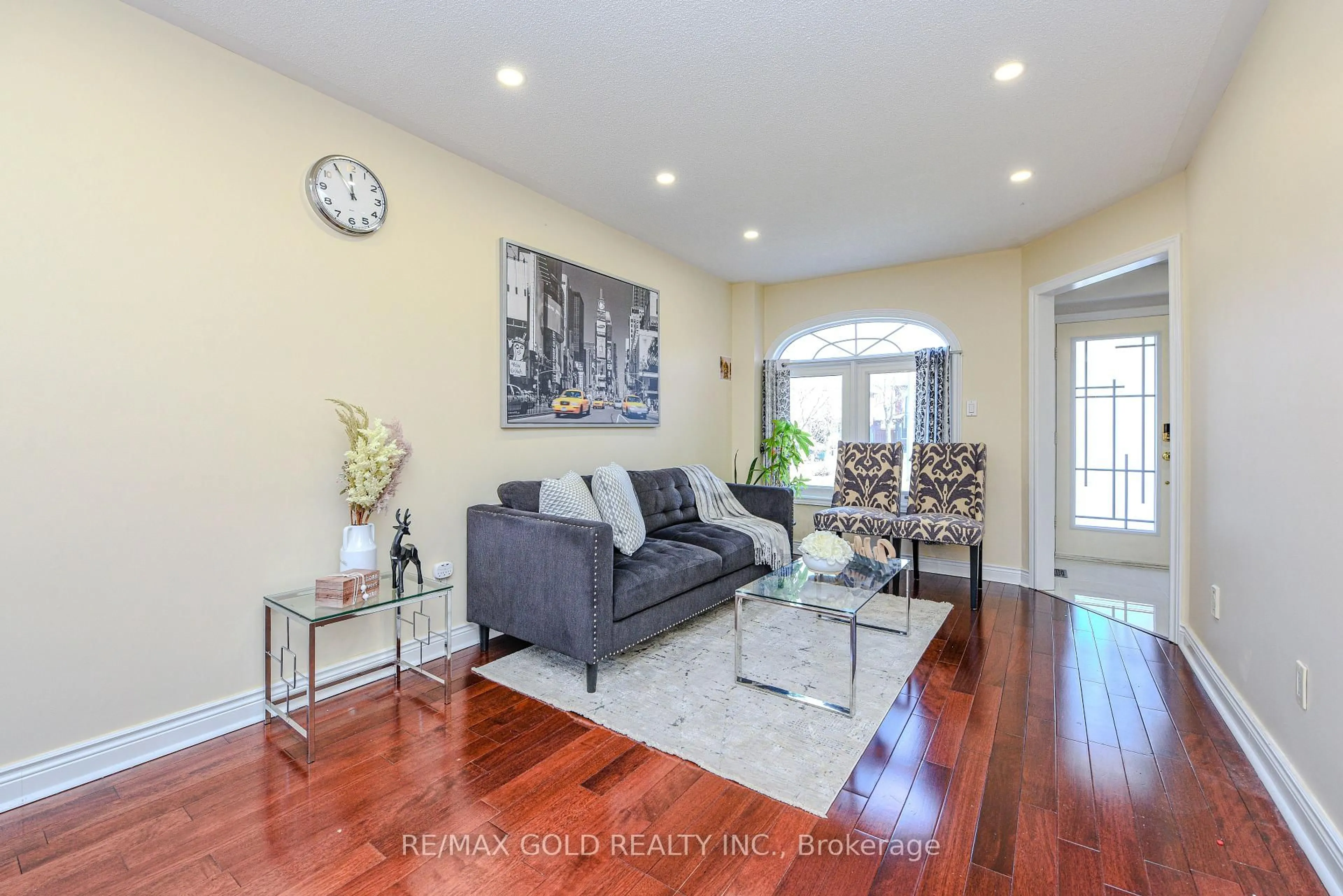 Living room with furniture, wood/laminate floor for 6828 Gracefield Dr, Mississauga Ontario L5N 6T6
