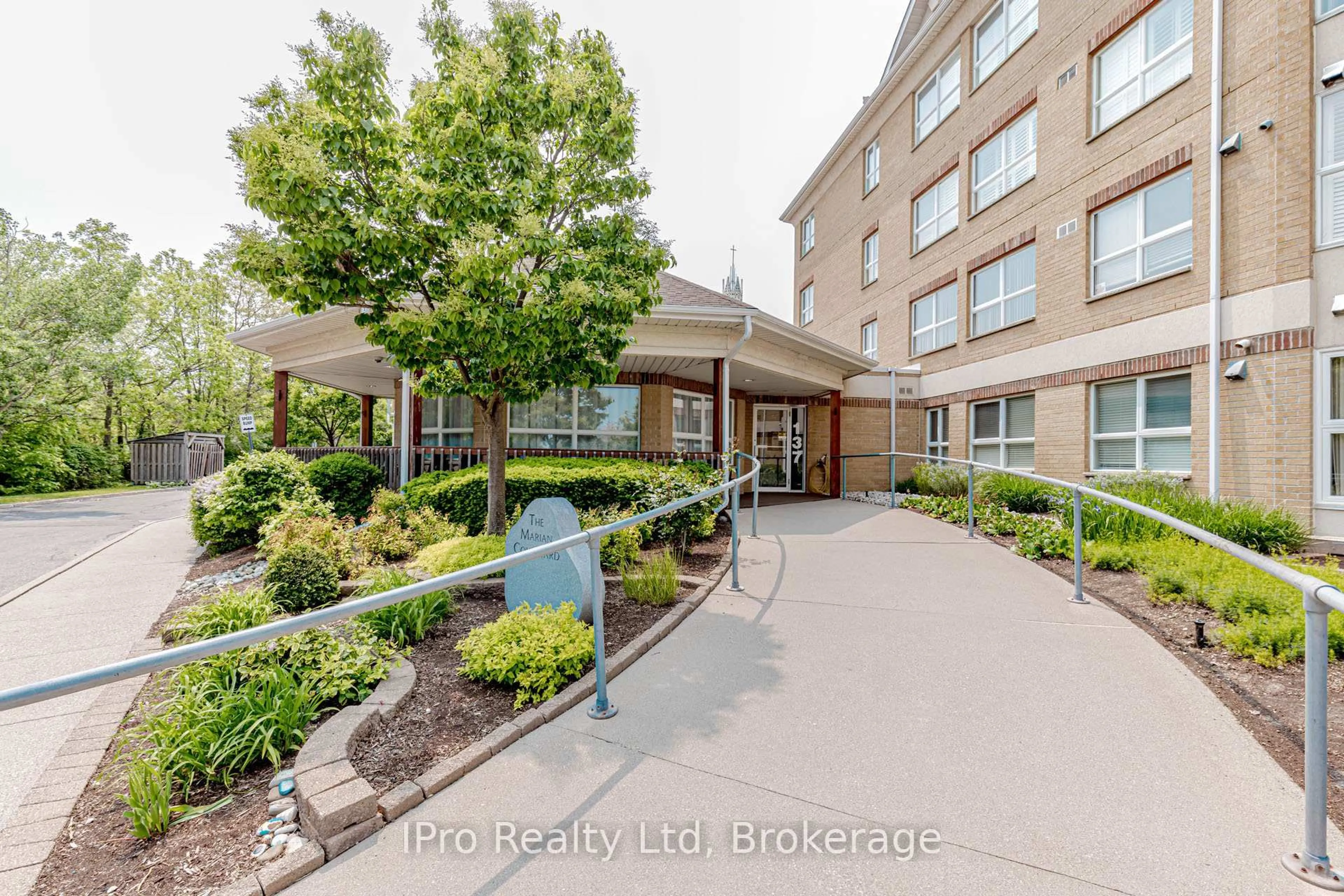 Patio, building for 137 Martin St #403, Milton Ontario L9T 5H4