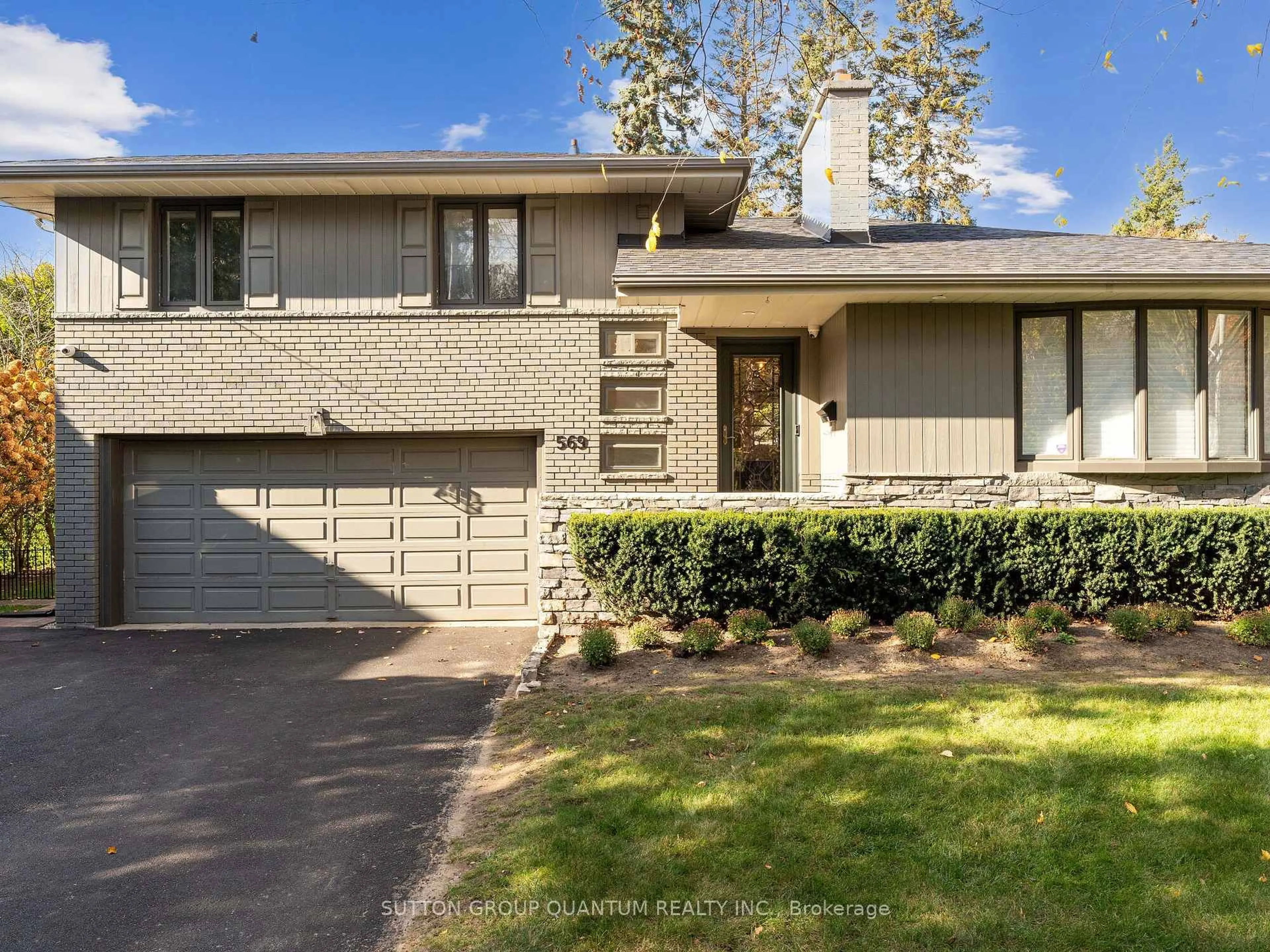 Home with brick exterior material, street for 569 Indian Rd, Mississauga Ontario L5H 1R1